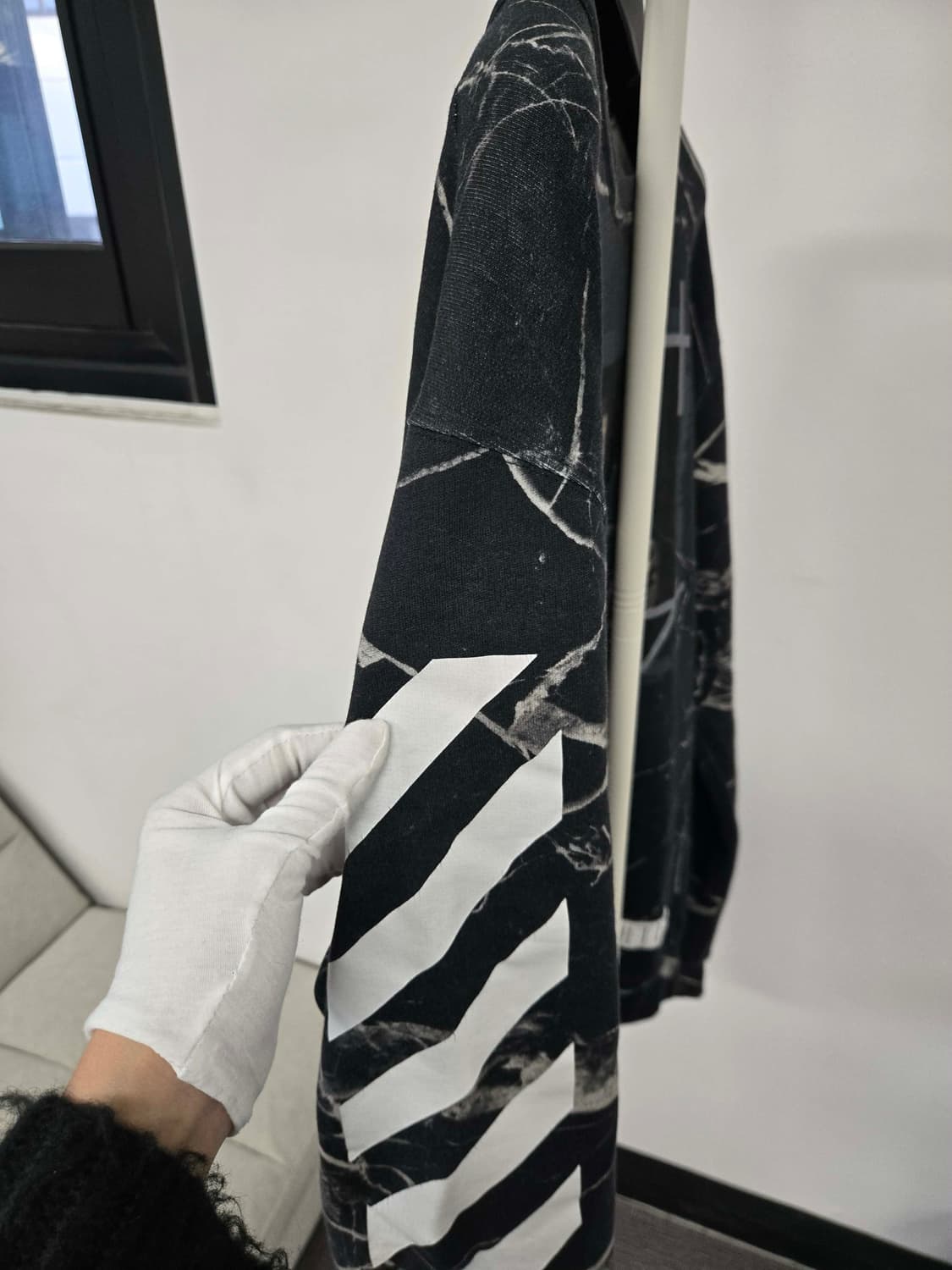 [보증서 정품] 오프화이트 에로우 맨투맨 상품이미지3