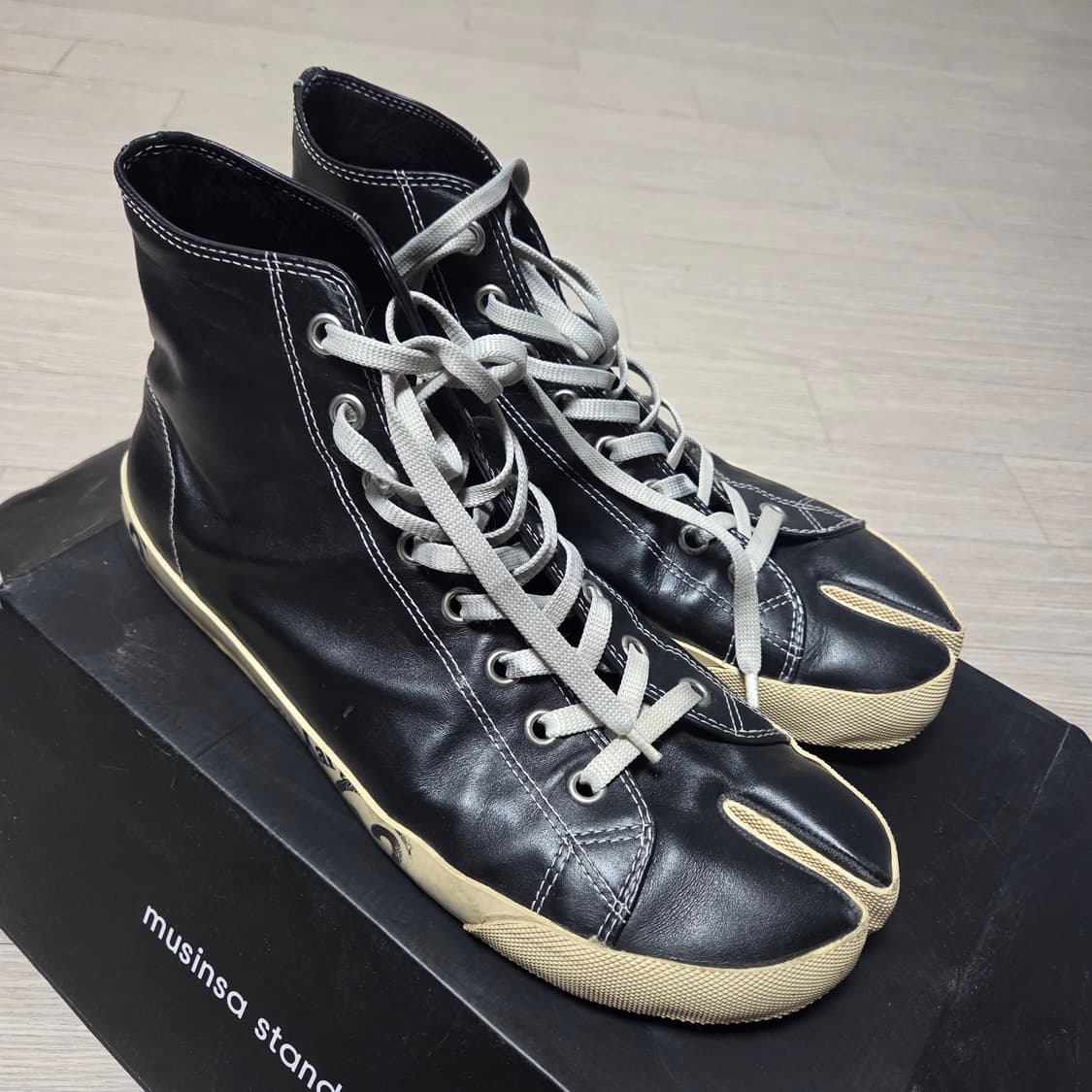 마르지엘라 타비 스니커즈 레더 상품이미지1