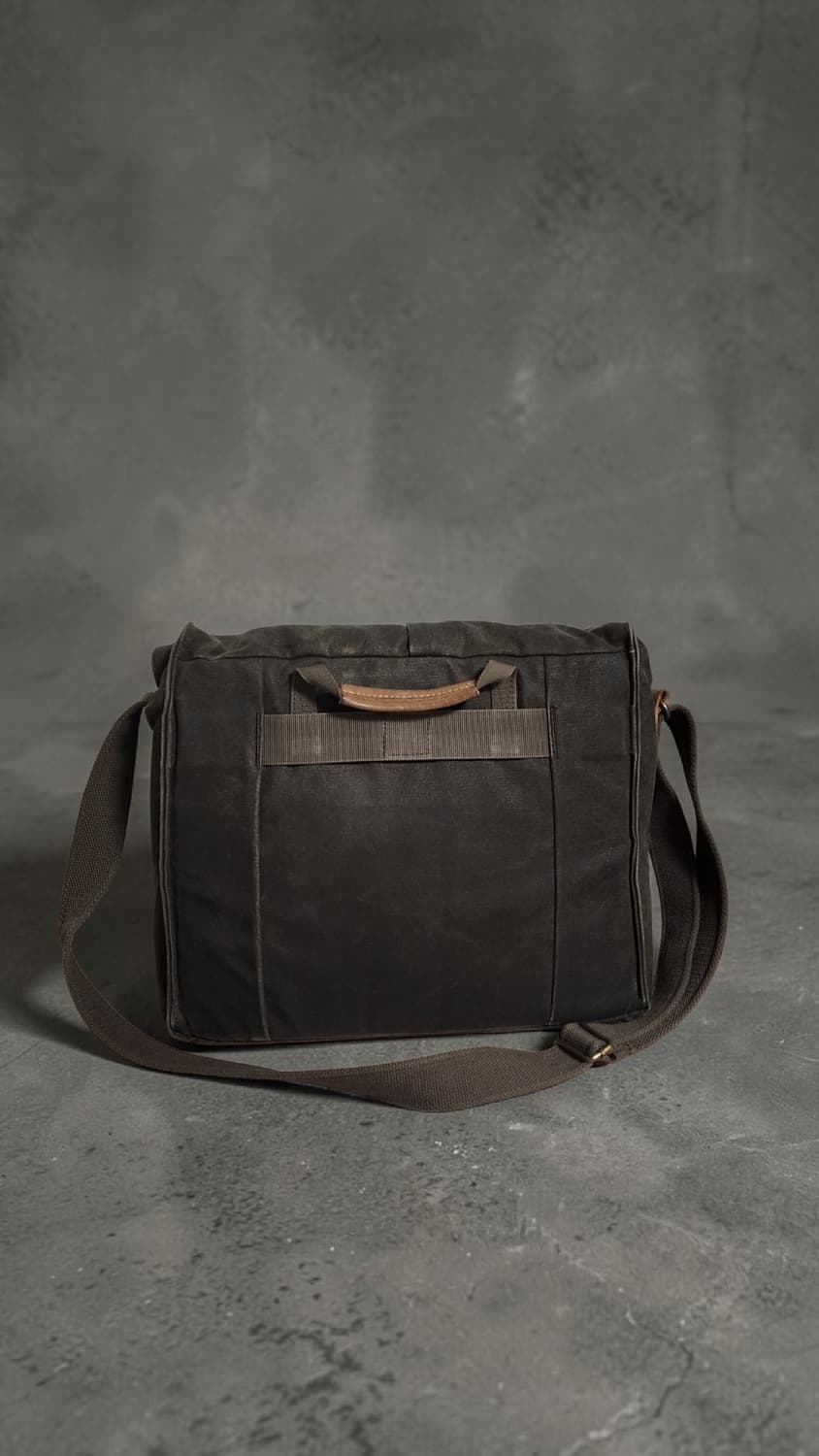 내셔널지오그래픽 다크 브라운 메신저백 상품이미지2