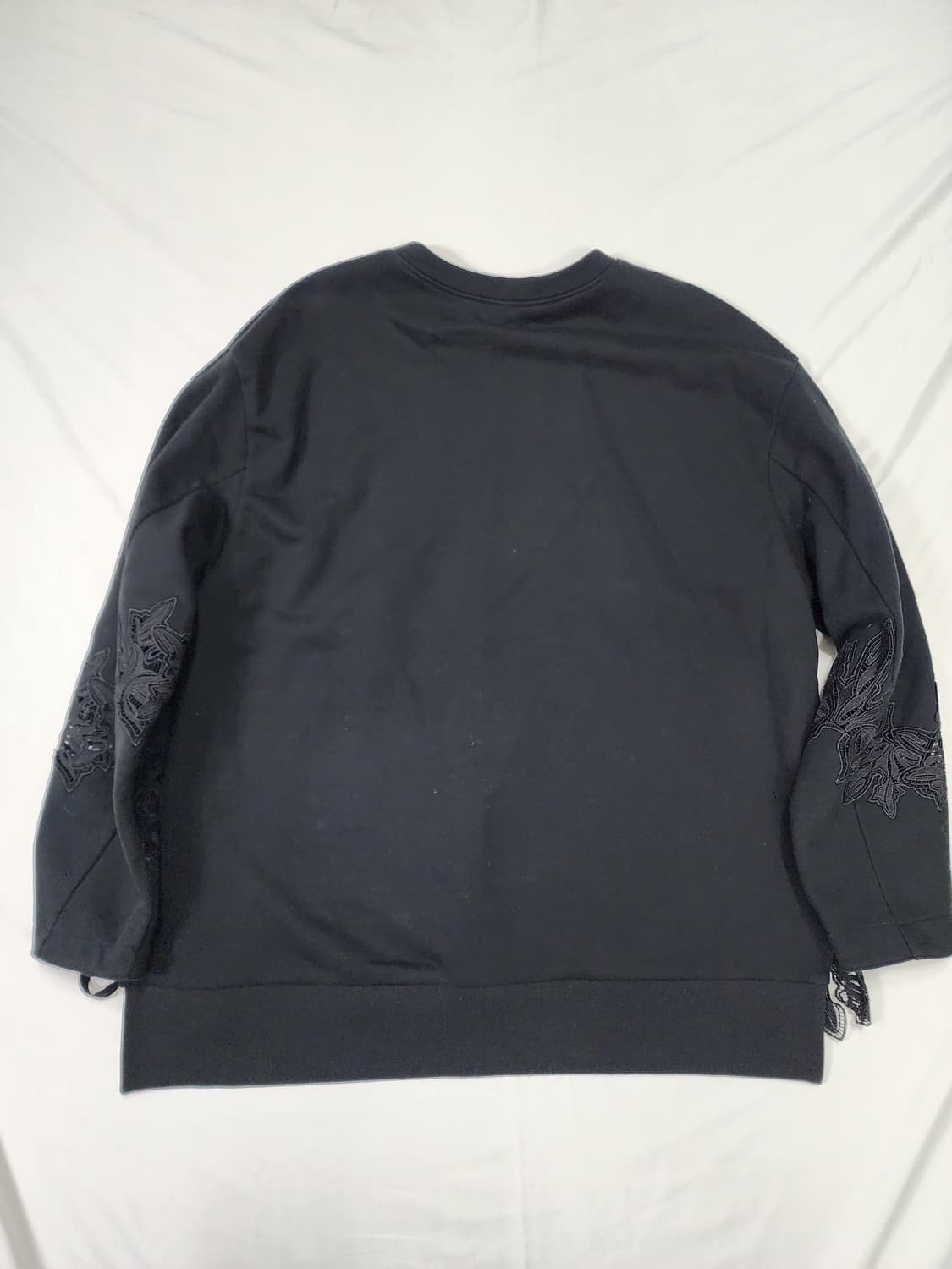 오즈세컨 플라워 레이스 블랙 맨투맨 상품이미지2