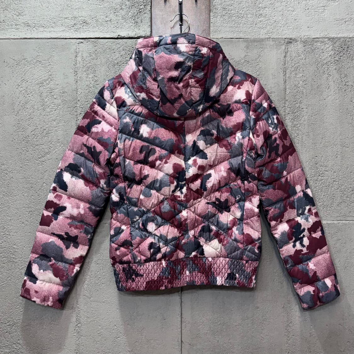 나이키 우먼스 카모플라쥬 구스다운 경량 패딩 (M) 상품이미지4