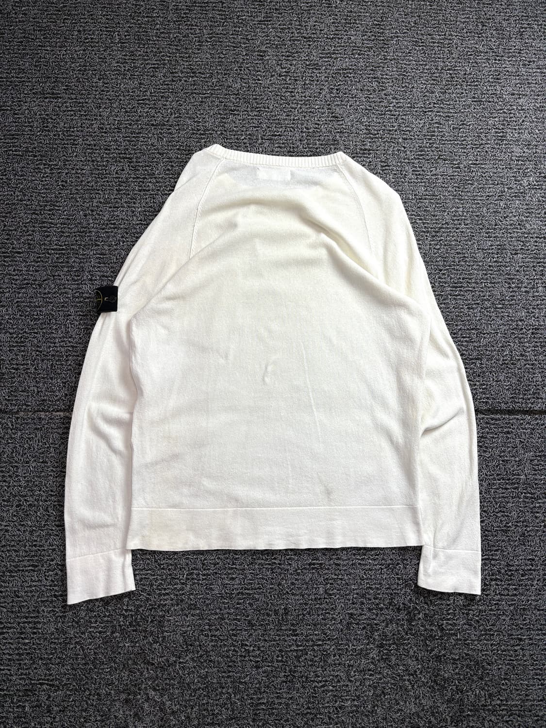 스톤아일랜드 사이드 와펜 미니멀 라운드넥 니트 2317 상품이미지4