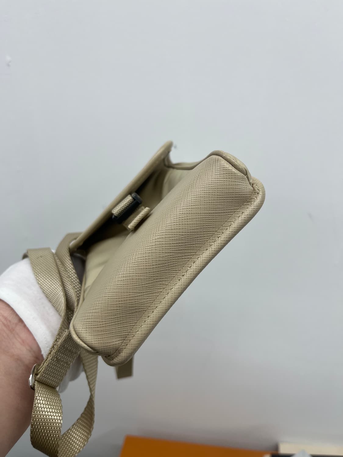 프라다 사피아노 리나일론 스트랩 폰 케이스 버클 미니 베이지 상품이미지4