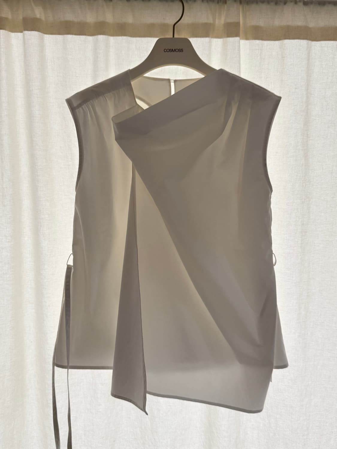 COSMOSS DRAPED STRAP BLOUSE (WHITE) 상품이미지4