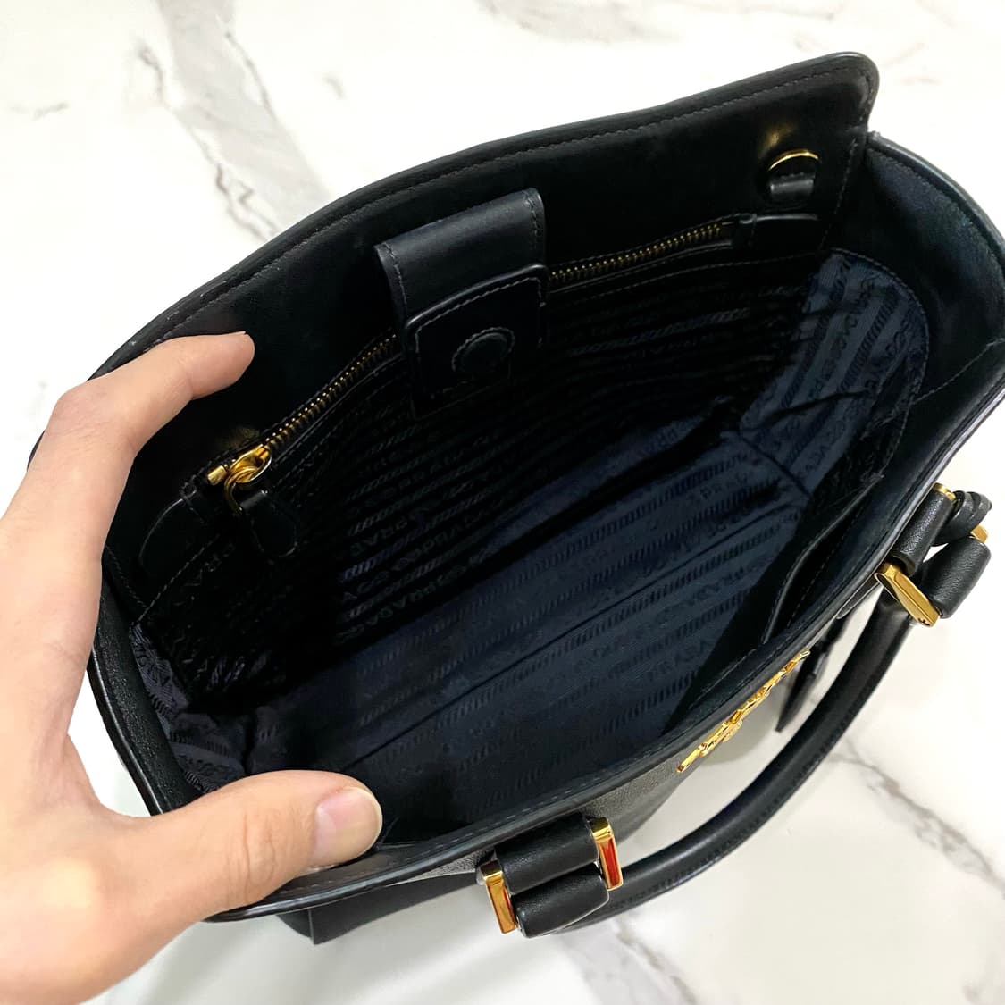 프라다 메탈로고 사피아노 토트백 크로스백 블랙 1BA163 상품이미지6