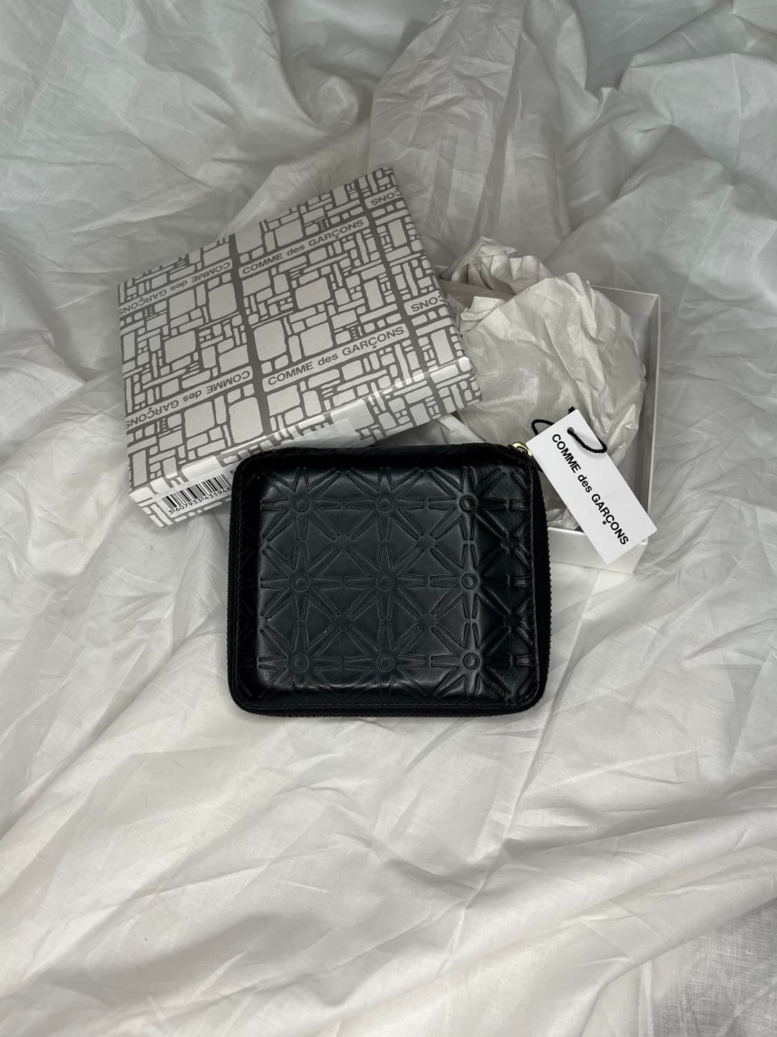 꼼데가르송 엠보스드 스타 지퍼 지갑 상품이미지1