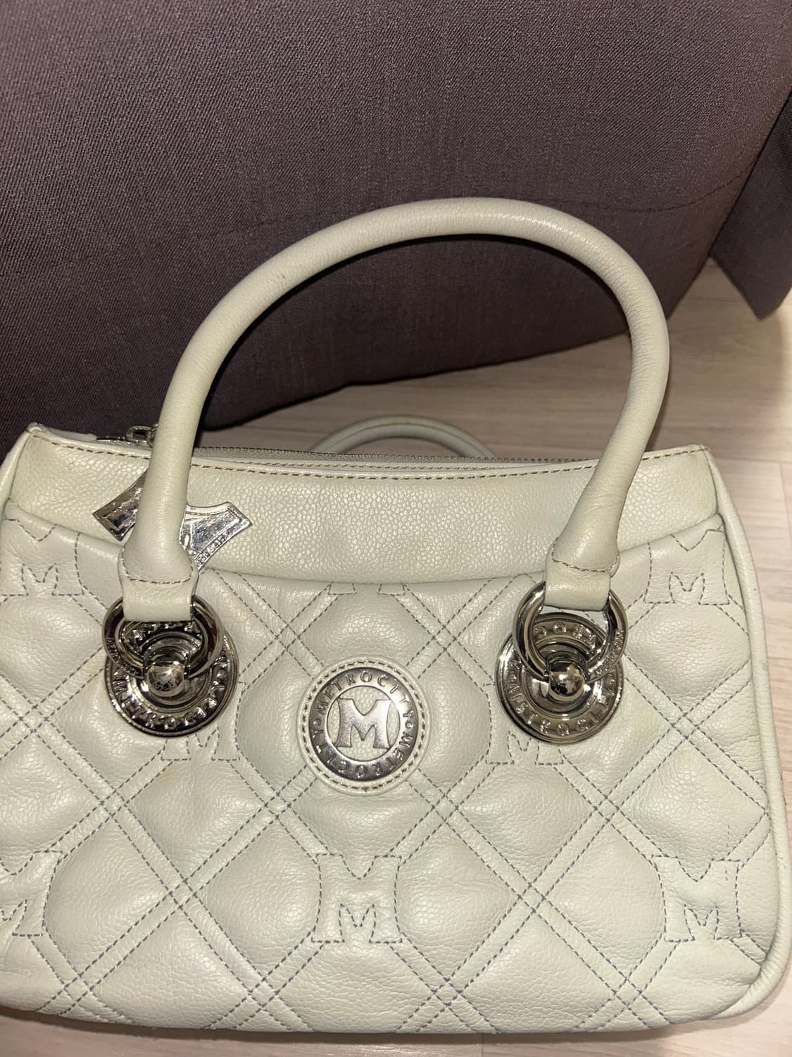 메트로시티 아이보리 은장 퀄팅 정품 도트백 상품이미지1