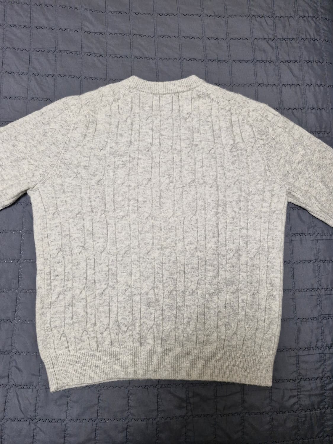 수아레 케이블 라운드 니트 라이트그레이 상품이미지3