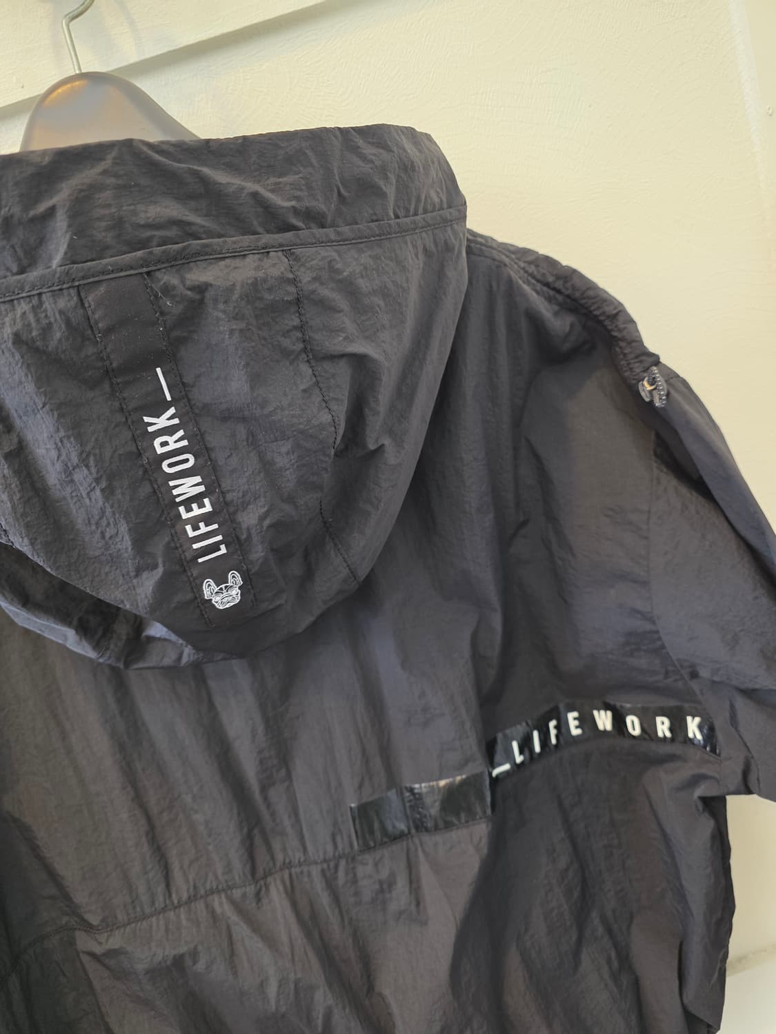 라이프워크 로고 드로 스트링 윈드브레이커 블랙 바람막이 후드 집업 상품이미지7
