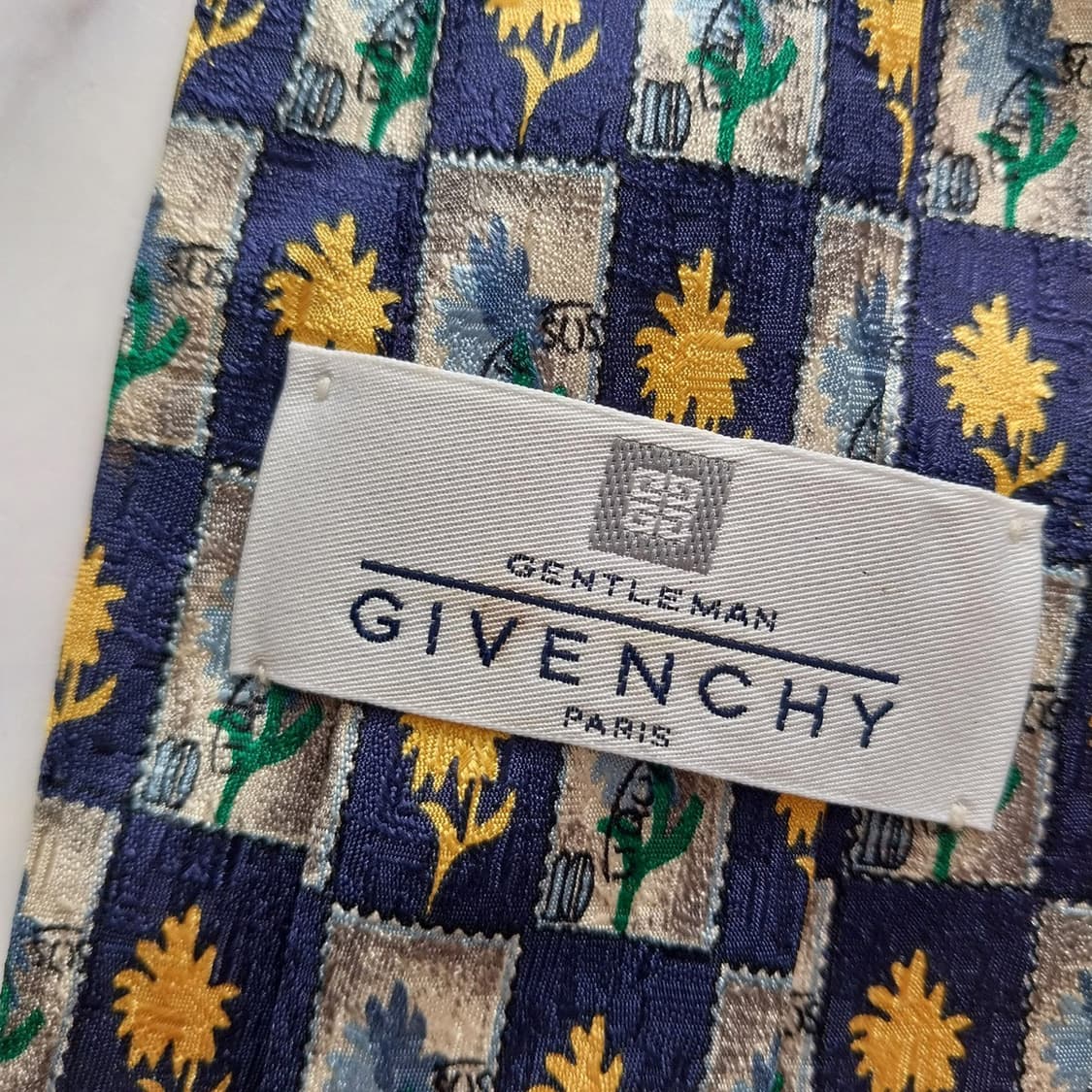 지방시 실크 네이비&옐로우 플라워 넥타이 9.7cm A+등급 K1349
 상품이미지8