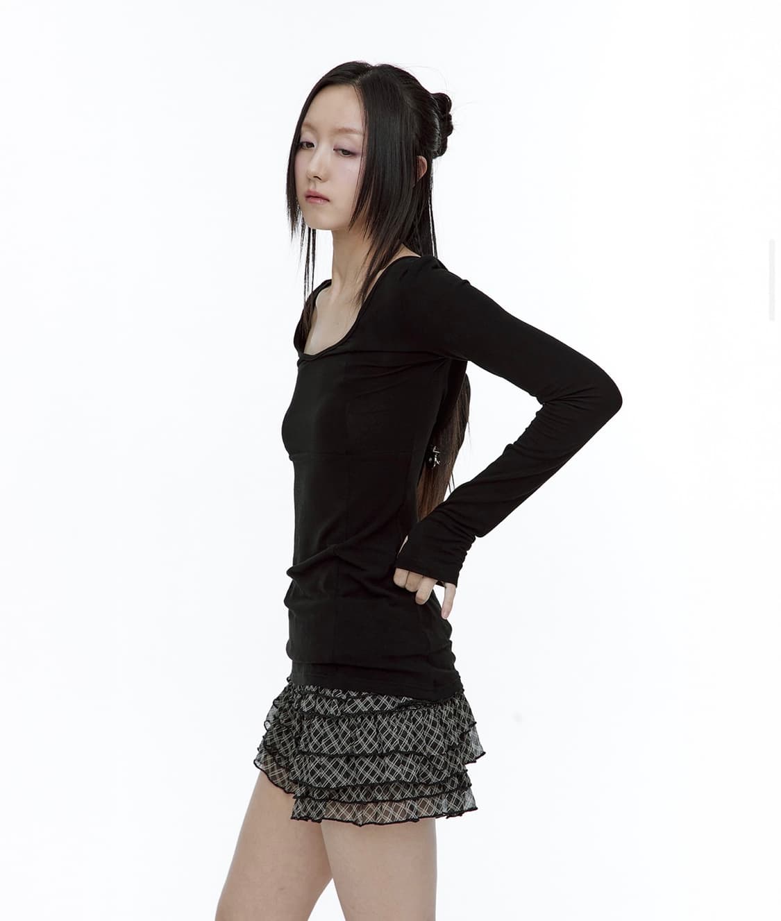 러프넥 크로스라인 슬림 탑 블랙 상품이미지1