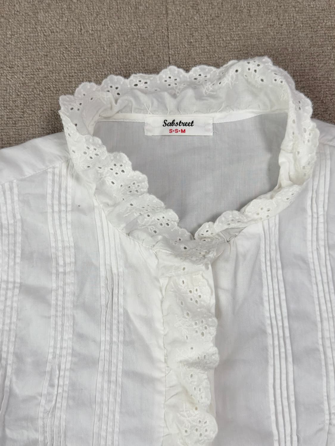 Sabstreet 펀칭 레이스 프릴 핀턱 블라우스 상품이미지4