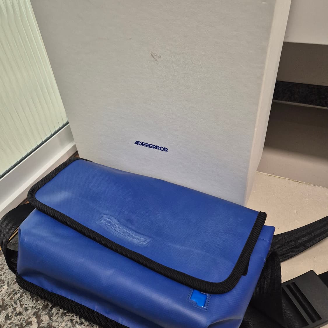 아더에러 트레이스 이스티 메신저백 스몰 팝니다 상품이미지1