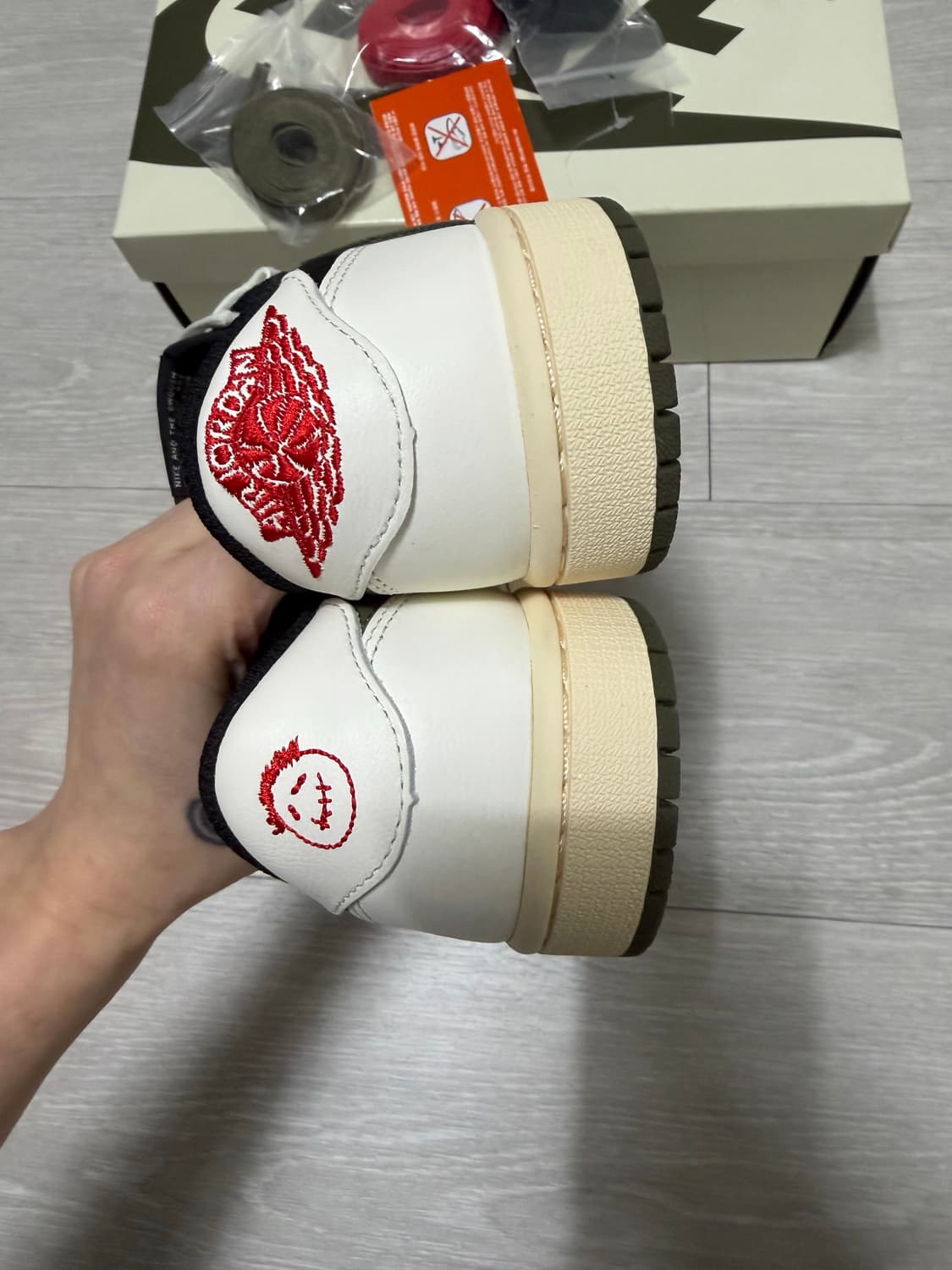 [240] 조던1 x 트래비스 스캇 레트로 로우 OG SP 미디움올리브 상품이미지3