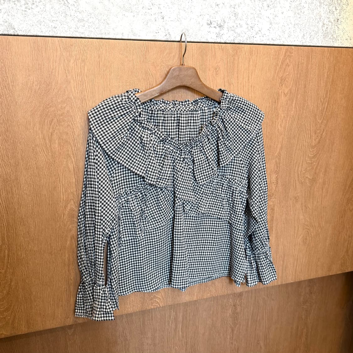 빈티지 브이넥 깅엄 체크 블라우스 세일러 프릴 카라 디테일 루즈핏 화이트 상품이미지1