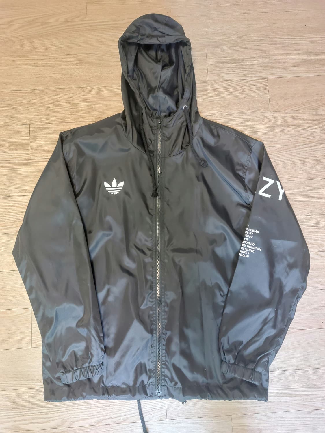 이지시즌1 yeezus투어 바람막이 공식머천 상품이미지1