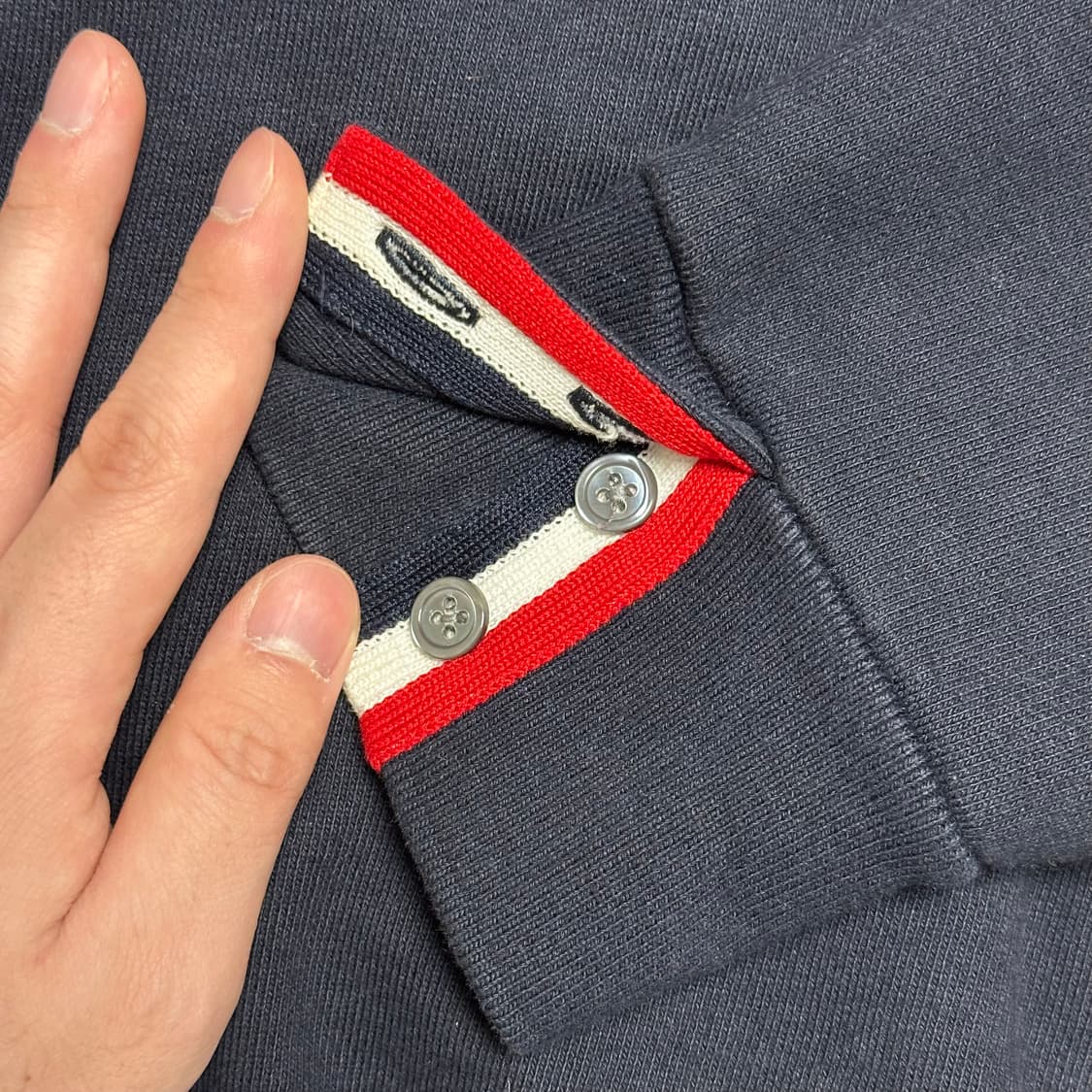 [2] 톰브라운 백삼선 맨투맨 네이비 상품이미지6