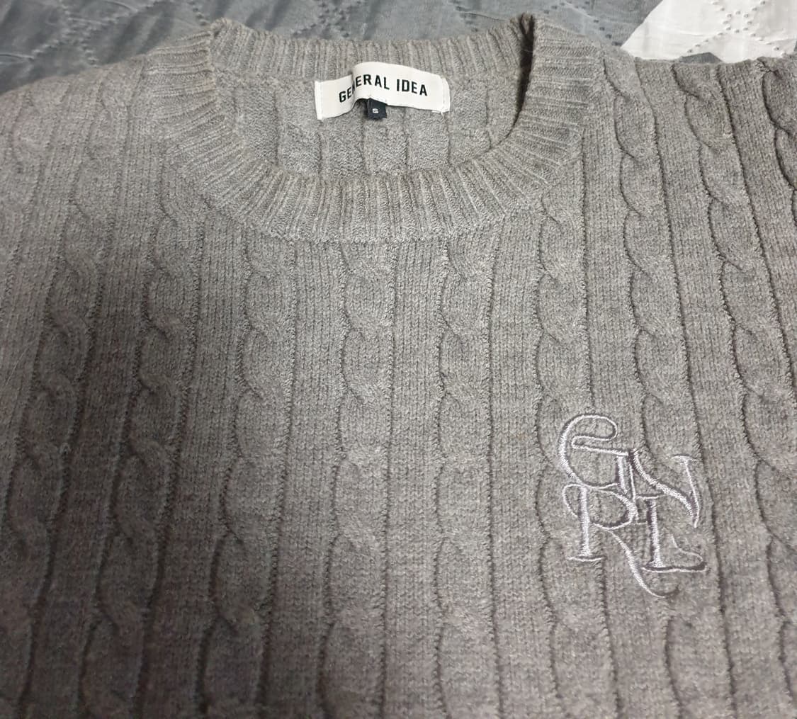 제너럴아이디어 자수로고 크롭 케이블 니트 스웨터 그레이 (S) 상품이미지2