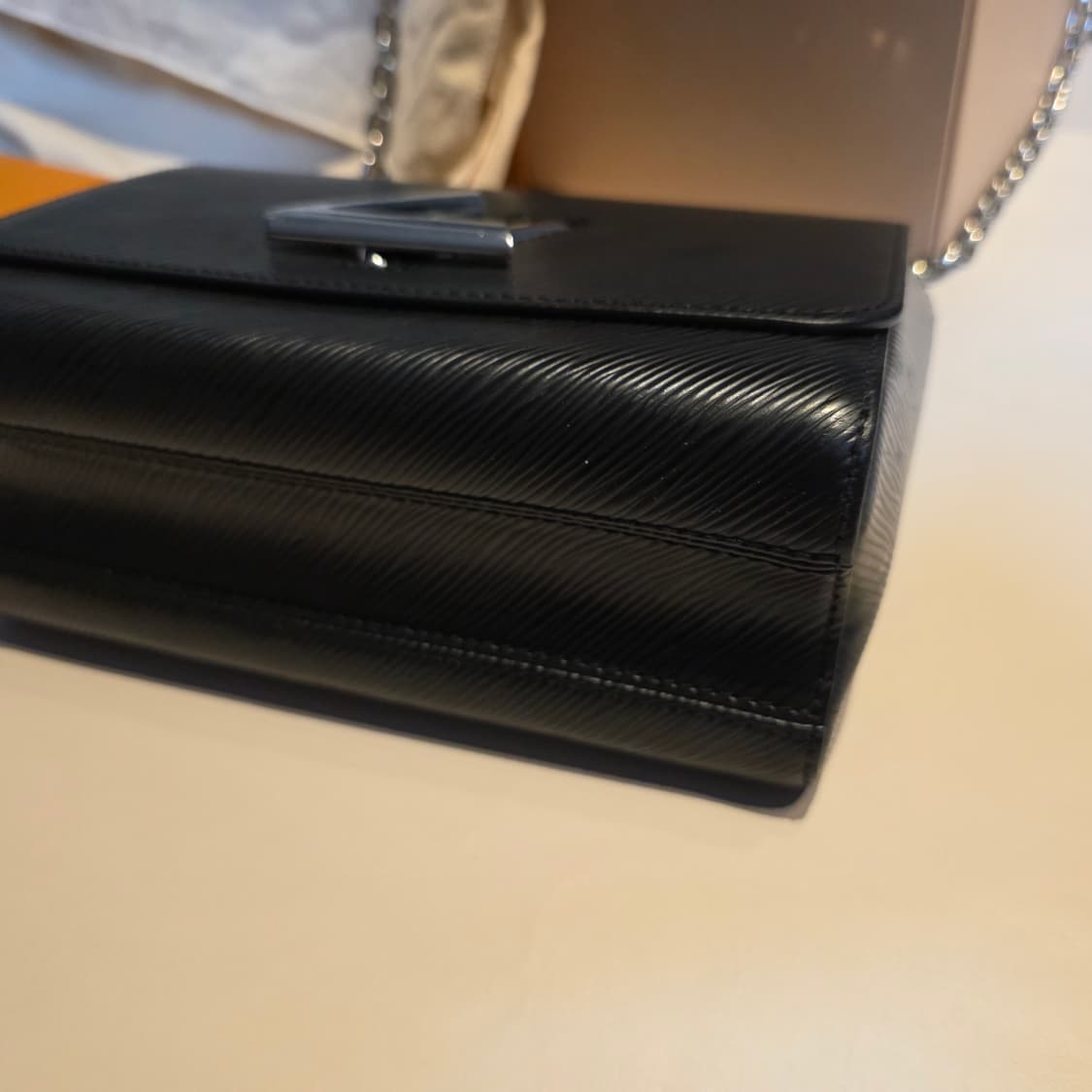 루이비통 트위스트 MM 블랙 에피 가죽 은장 상품이미지4
