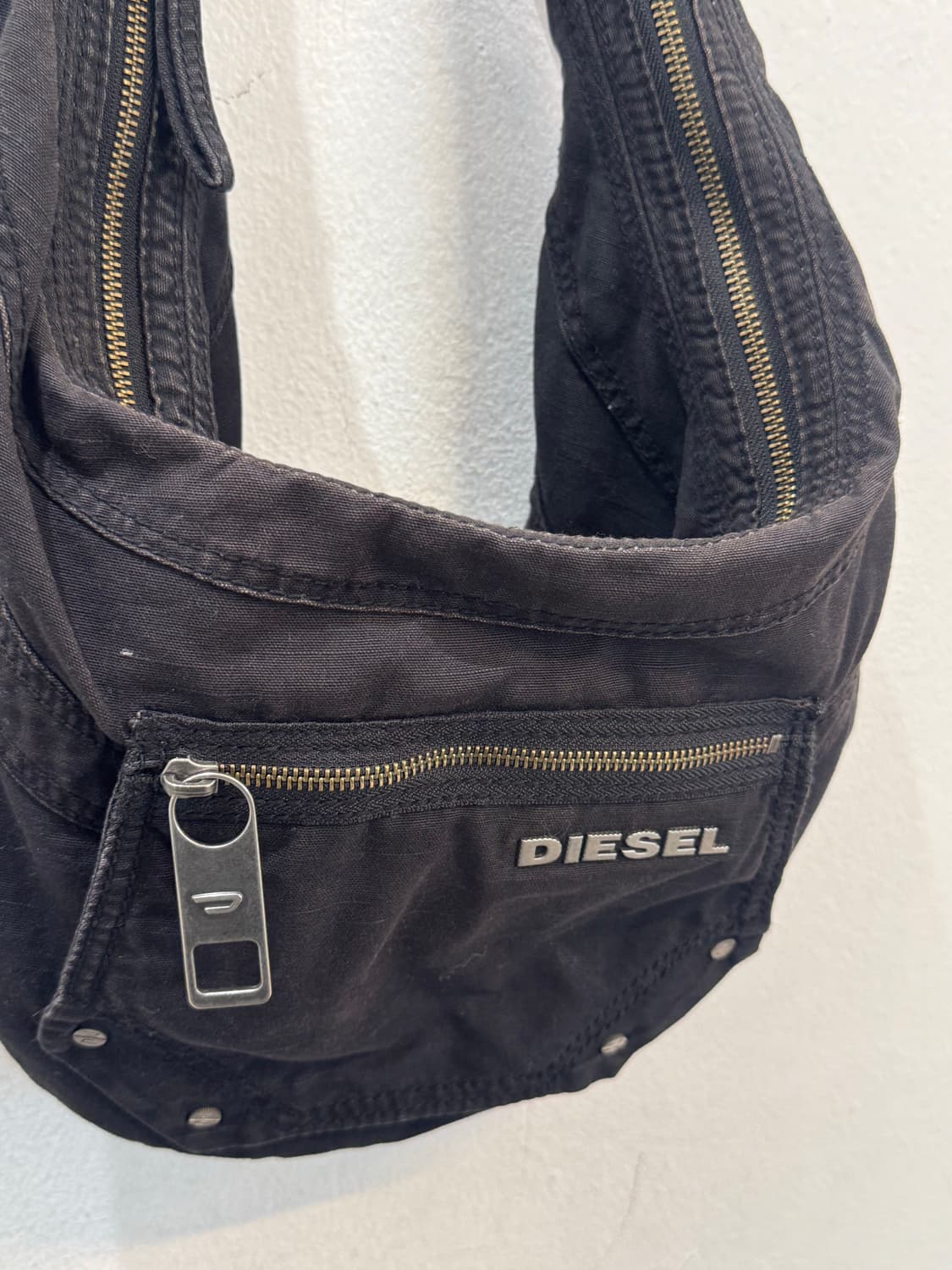 Diesel Archive Black Hobo Bag 상품이미지3
