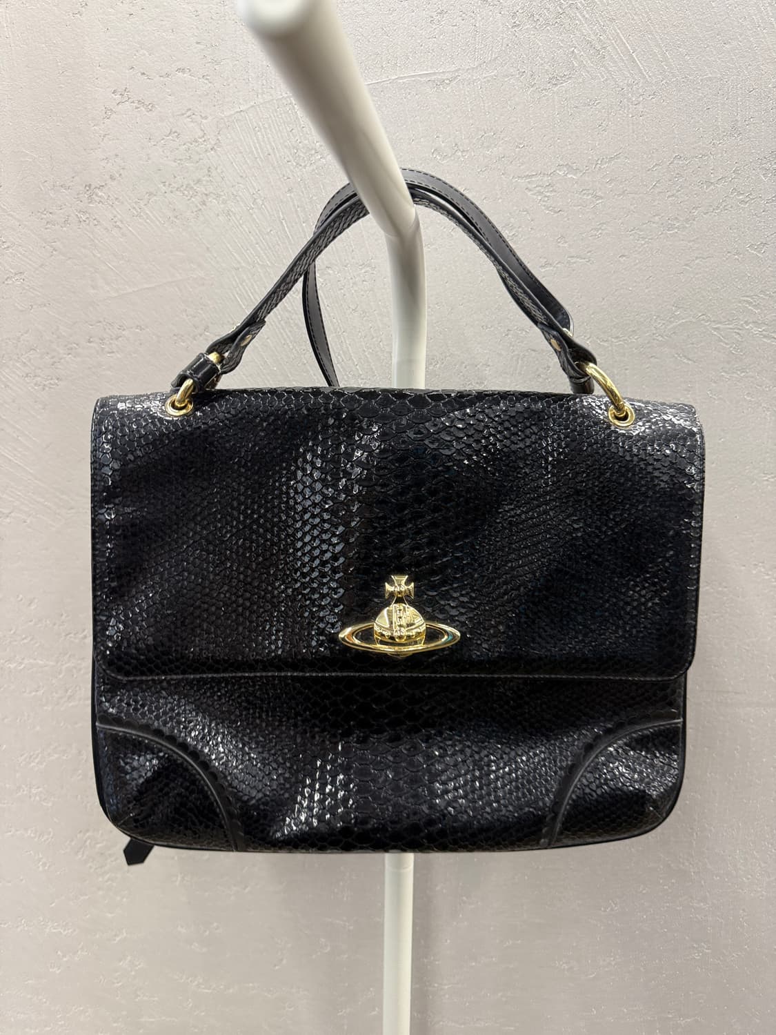 비비안웨스트우드 정품 블랙 뱀피 패턴 크로스백 상품이미지2