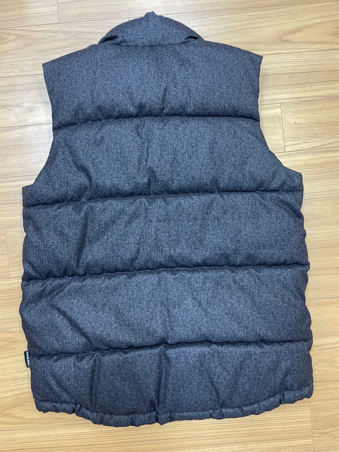 딕키즈 패딩 조끼 S 사이즈입니다. 차콜과 회색이 섞인 오묘한 색상이 고 상품이미지2