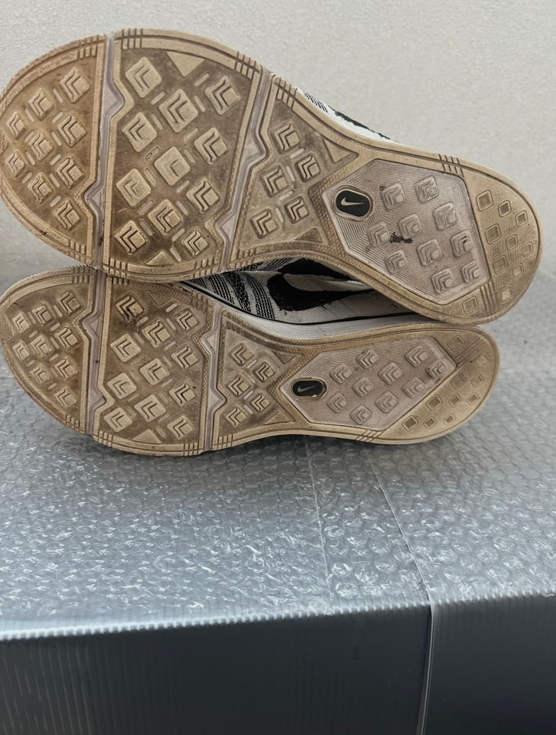 나이키 플라이니트 트레이너 275 흰/검 상품이미지5