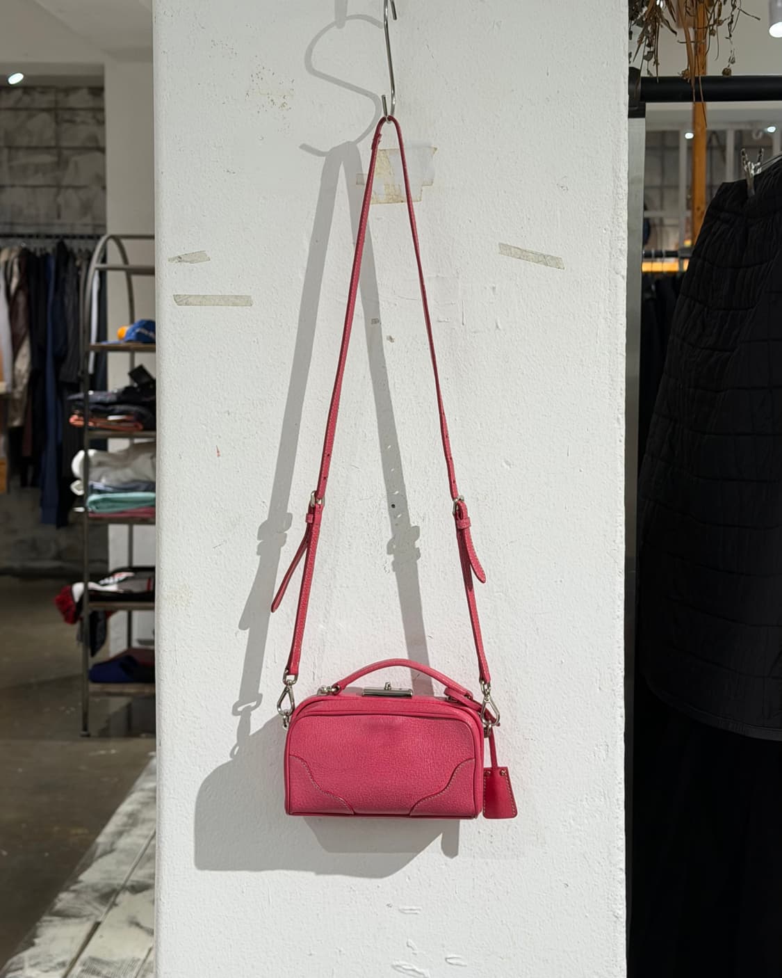 프라다 핑크 레더 미니 크로스바디 백 상품이미지4