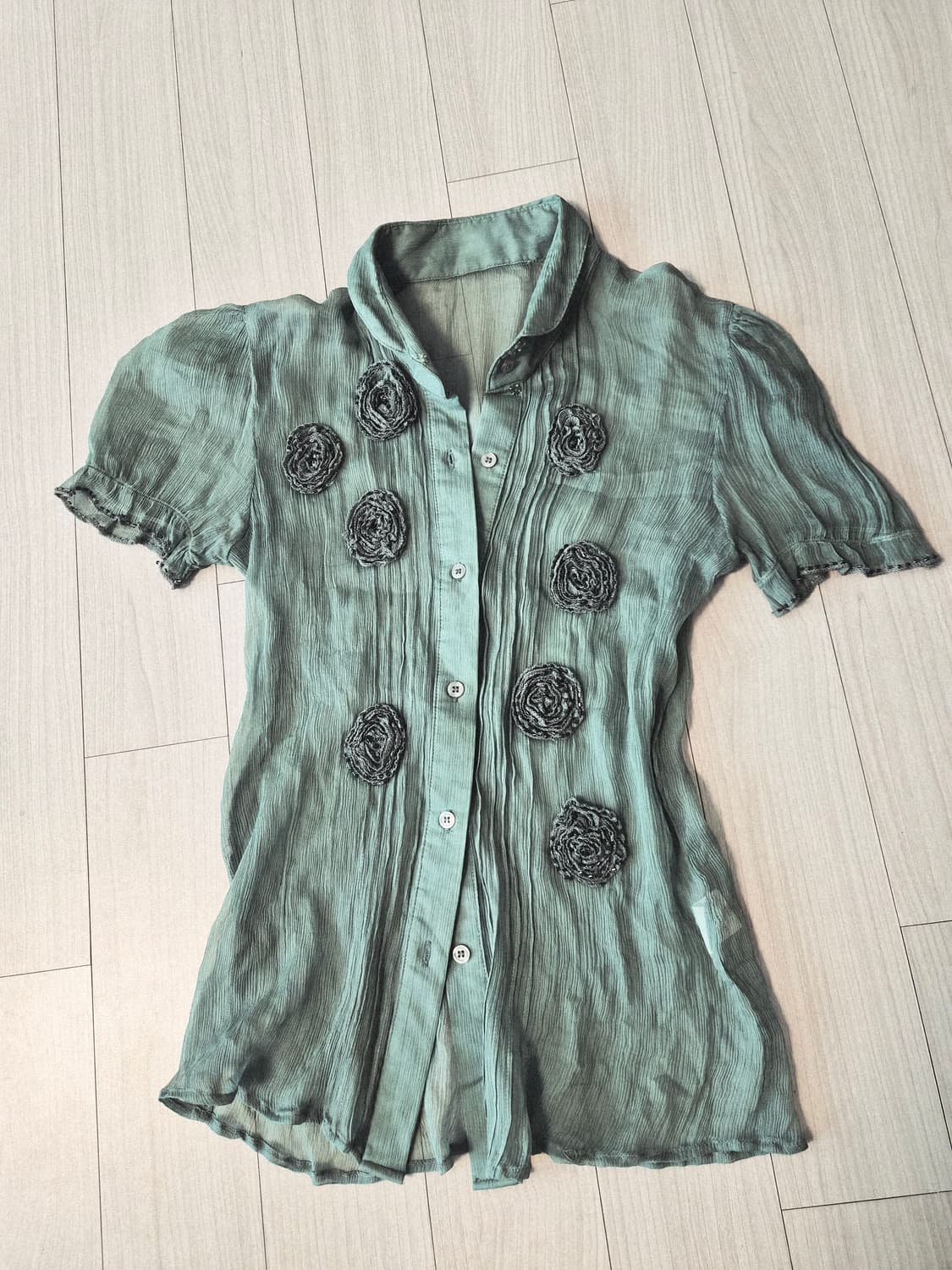 입체 플라워 디테일 퍼프 블라우스 상품이미지3