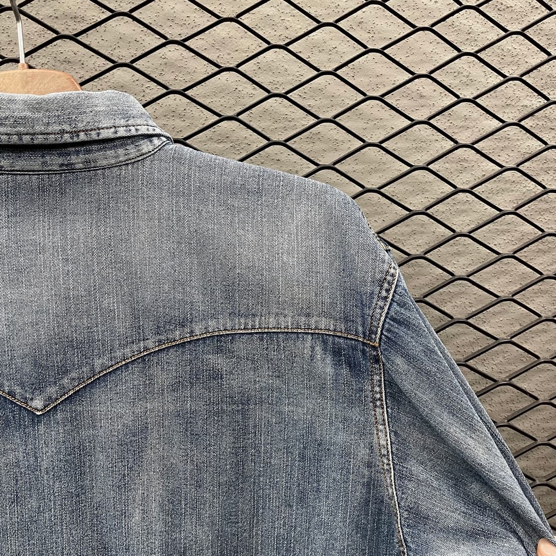 랭글러 웨스턴 데님 셔츠 투포켓 레터링 디테일 중청 상품이미지9