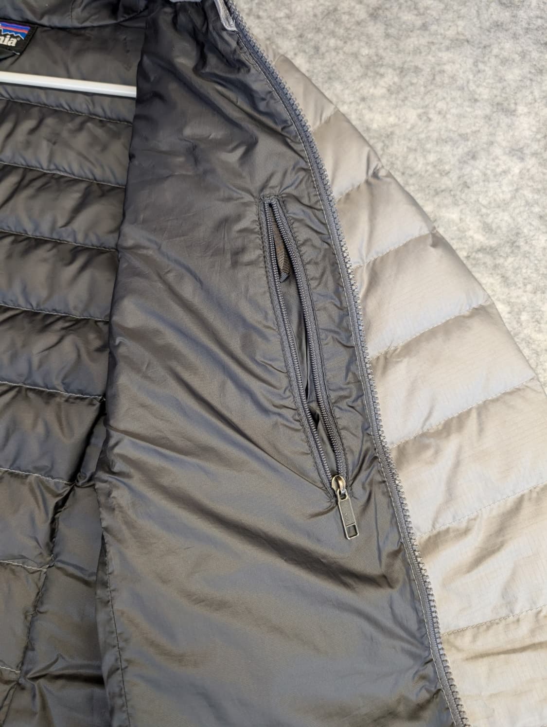 파타고니아 후디 경량패딩 그레이 상품이미지5