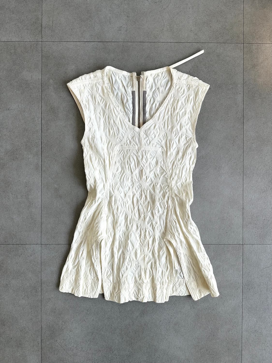 릭오웬스 밀크 크링클 백지퍼 슬리브리스 탑 상품이미지1