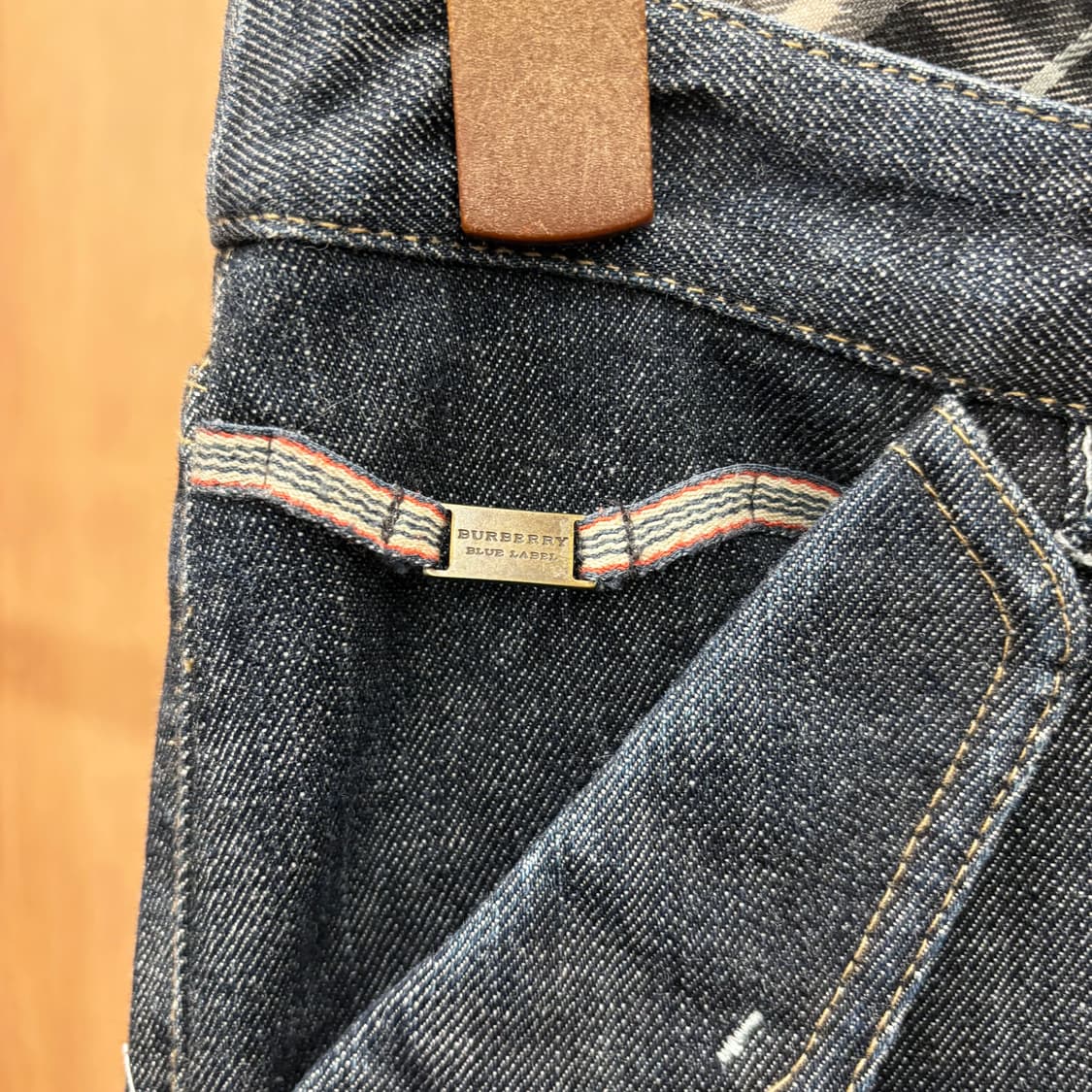버버리 블루 라벨 7부 데님 팬츠 롤업 체크 안감 로고 자수 디테일 진청 상품이미지7
