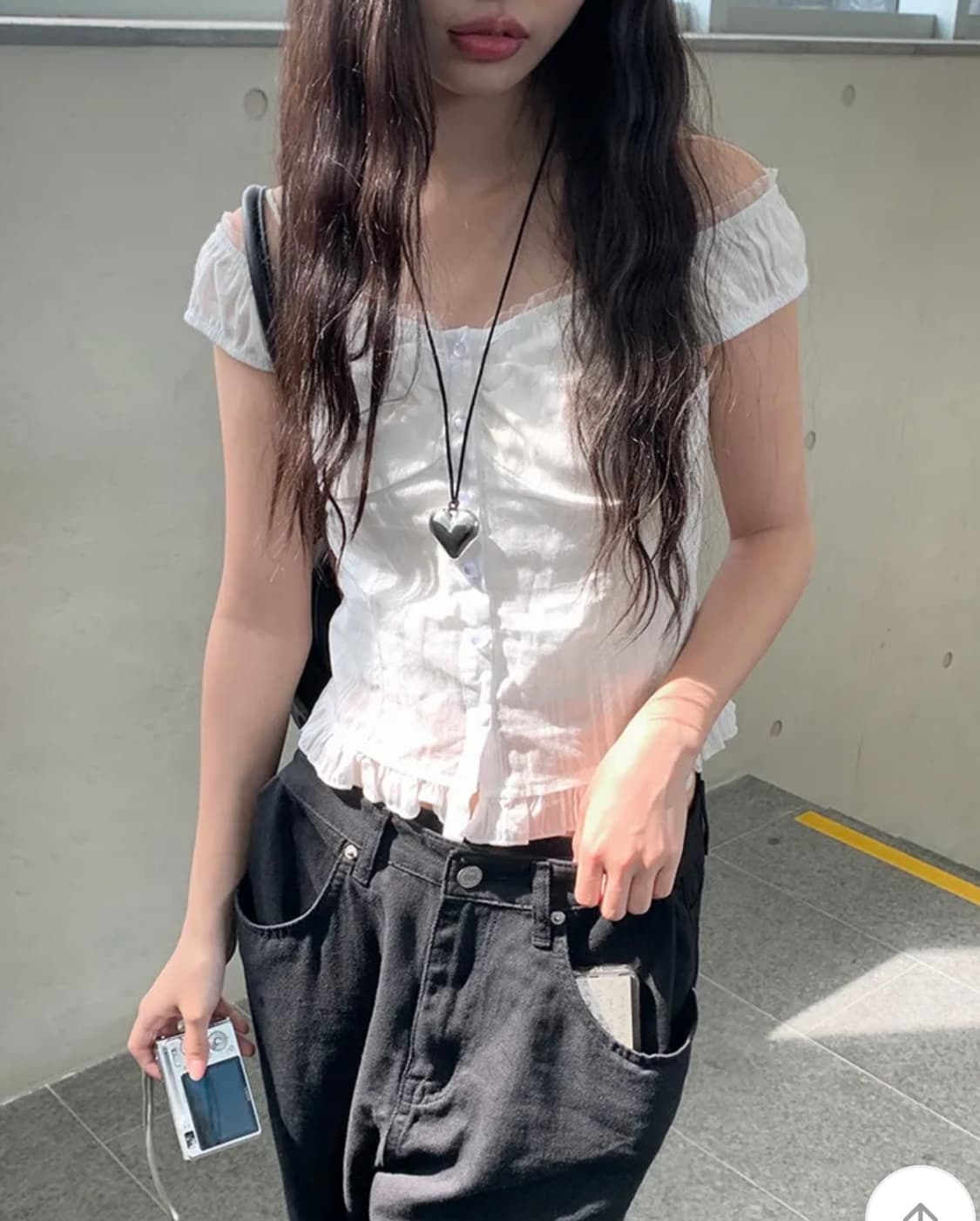 애니원모어 넬리 오픈 레이스 프릴 나시 블라우스 상품이미지1