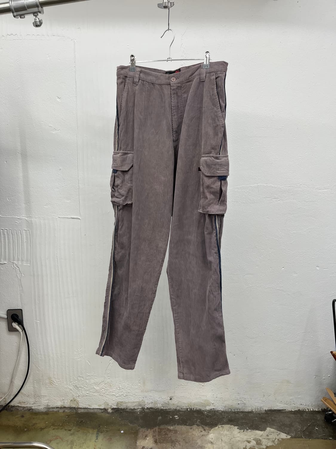 33) OLD VANS CORDUROY CARGO PANTS 상품이미지1