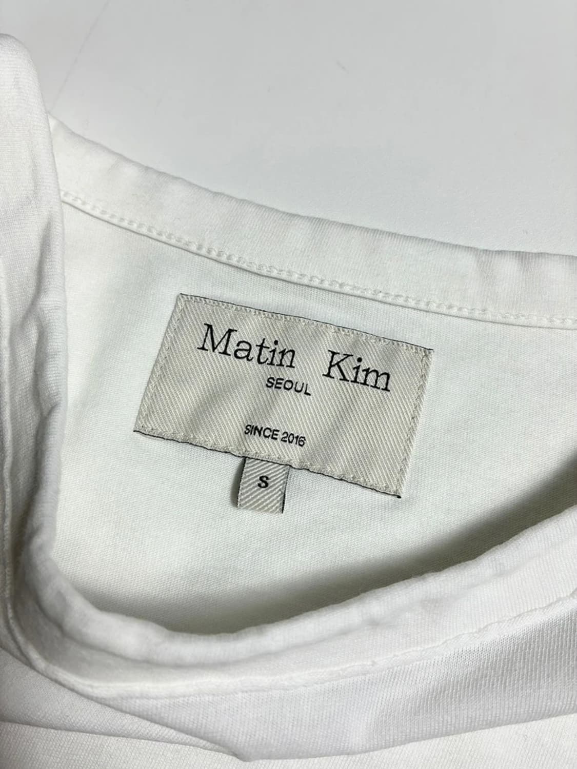 마뗑킴 24SS 화이트 로고 크롭 탑 반팔 티셔츠 R2002 상품이미지4