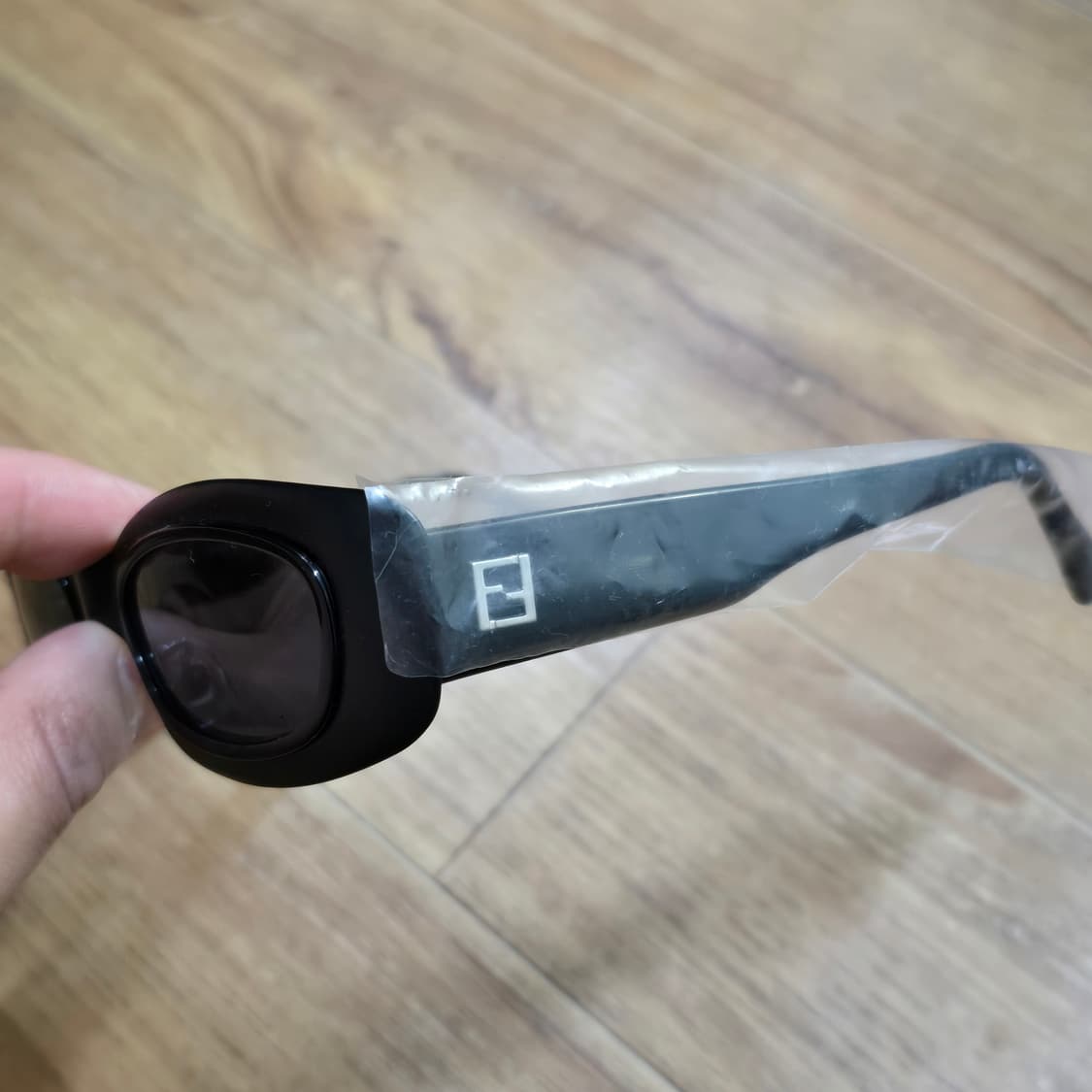 FENDI 펜디 선글라스 새상품 블랙 상품이미지2