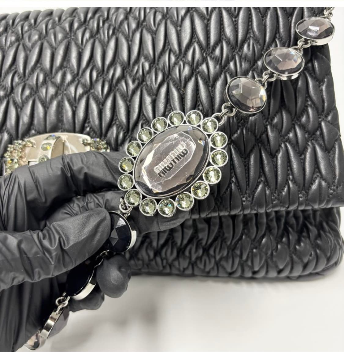 미우미우 아이코닉 나파 크리스탈 숄더백 상품이미지3