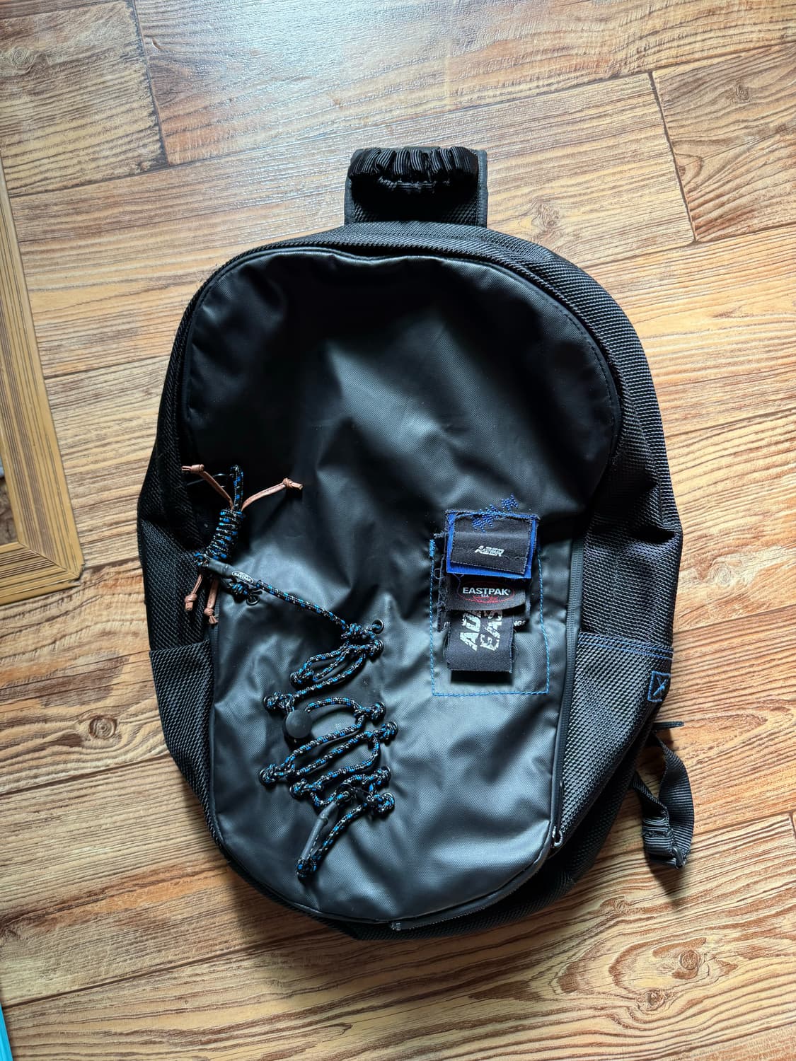 아더에러 이스트팩 업 다운 슬링백 블랙 상품이미지3