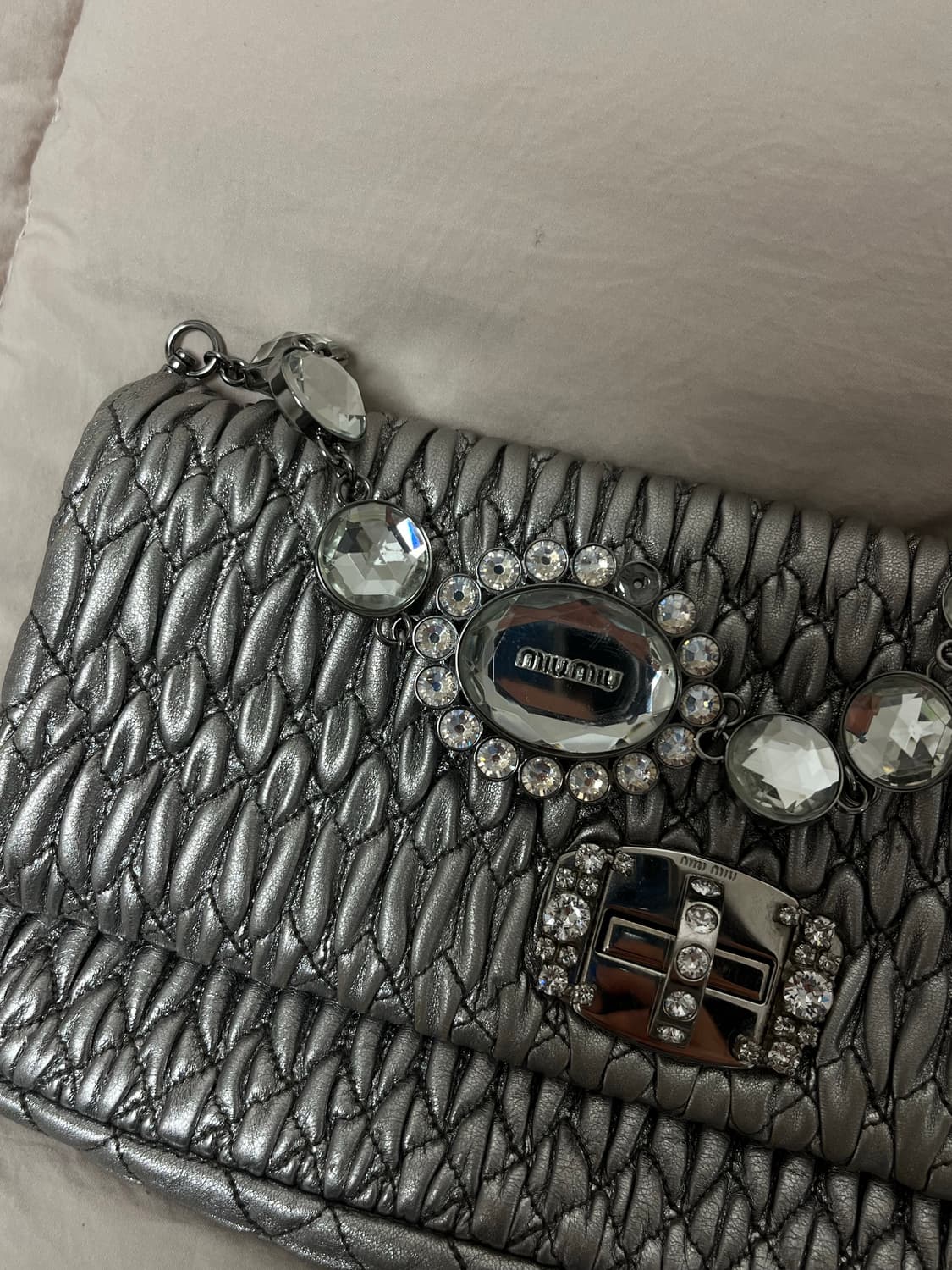 미우미우 마테라쎄 크리스탈 숄더백 상품이미지8