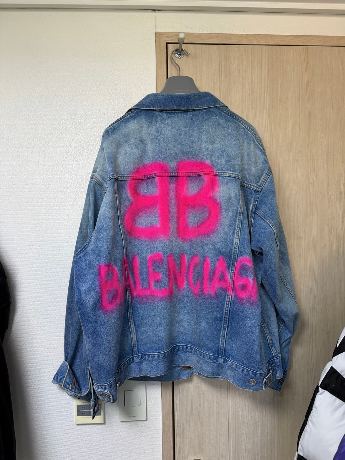 [S] 발렌시아가 BB 스프레이 데님 오버핏 자켓 상품이미지1