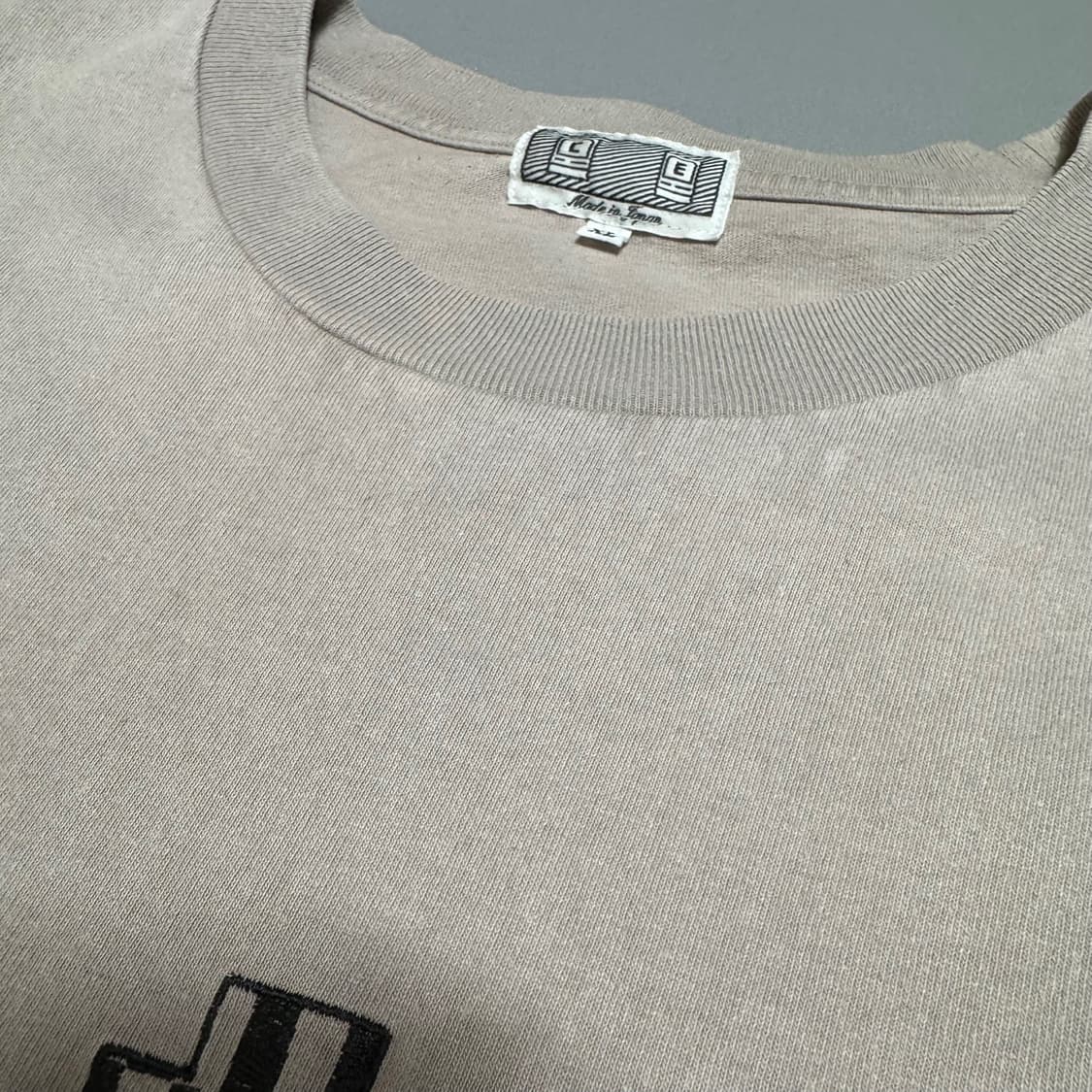 카브엠트(CAV EMPT) 22ss 라이트그레이 양면 자수 크루넥 반팔 상품이미지4