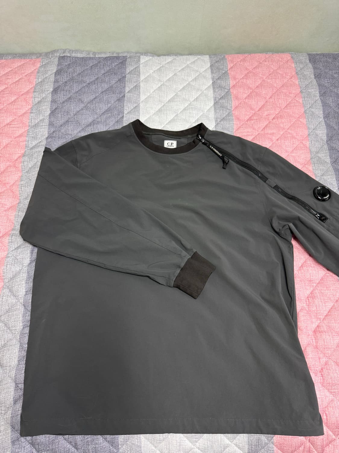 CP컴퍼니 차콜 나일론 맨투맨(XL) 상품이미지4