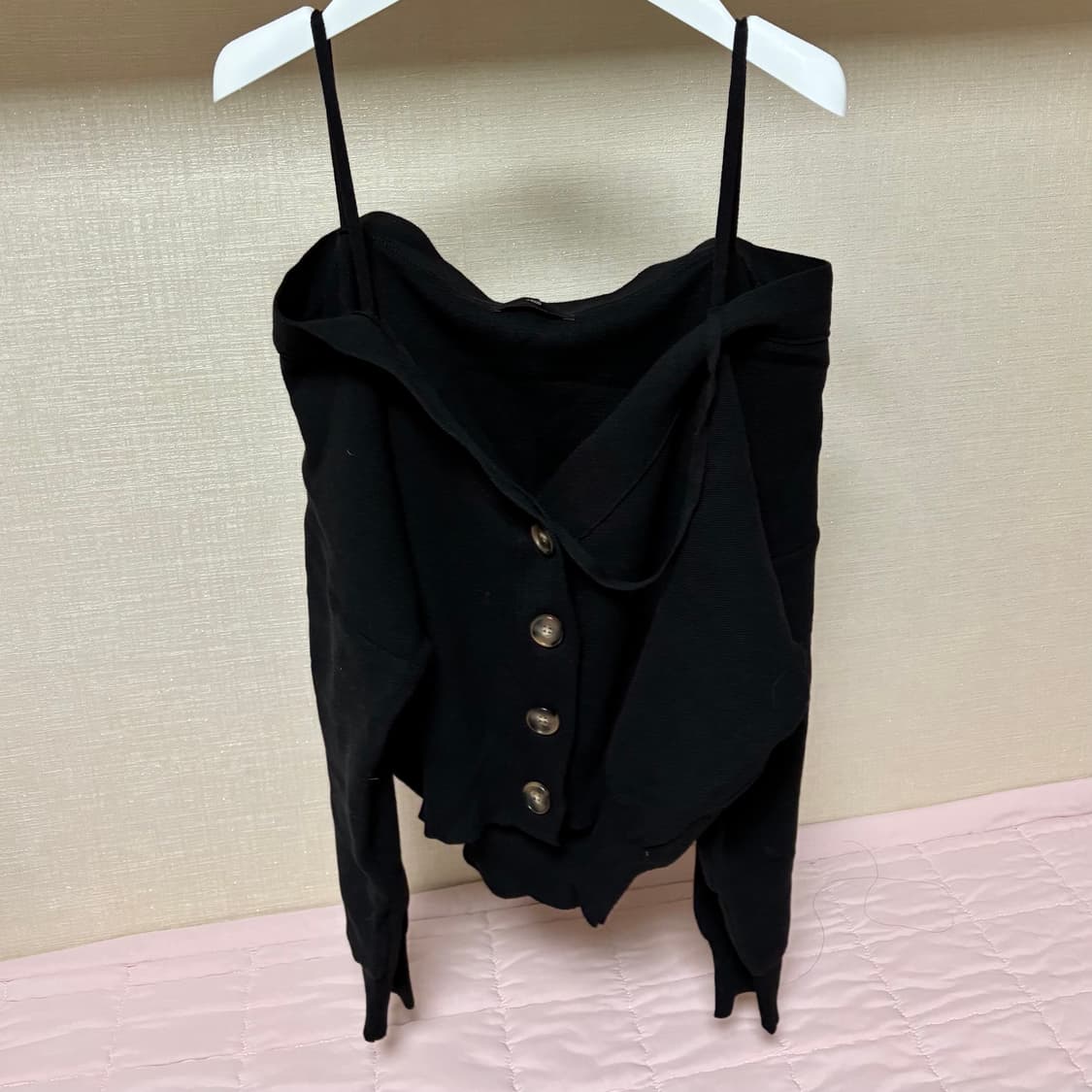 (새상품) JKOO 제이쿠 스트랩 디테일 오프숄더 가디건 블랙 상품이미지2