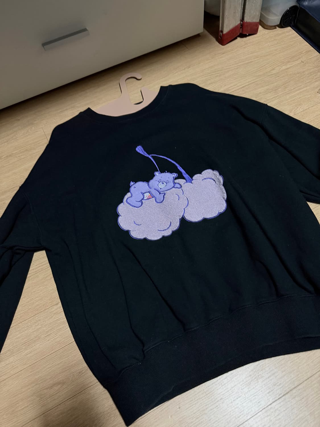 키르시 케어베어 콜라보 맨투맨 상품이미지2