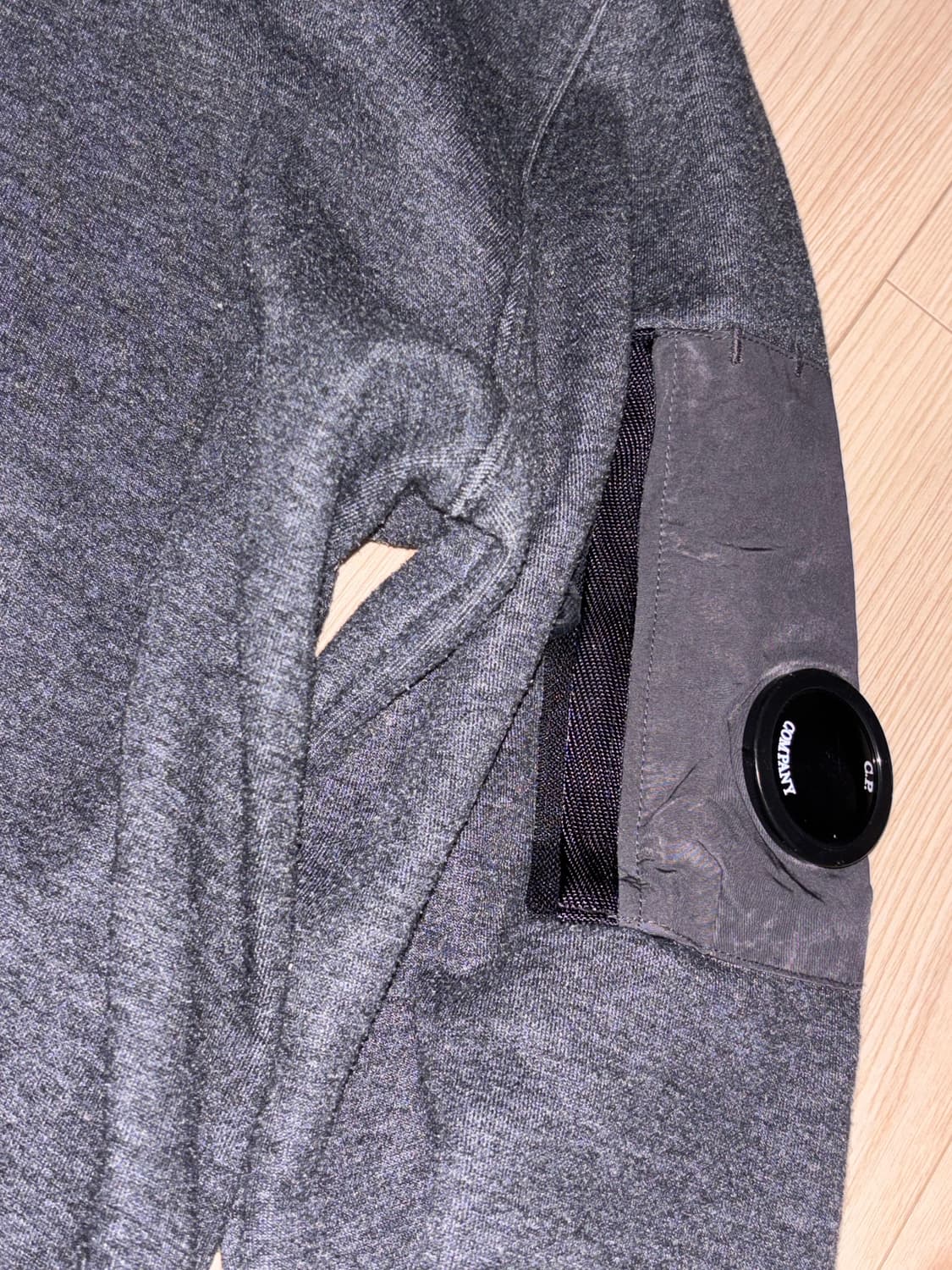 CP컴퍼니 맨투맨 차콜 상품이미지2