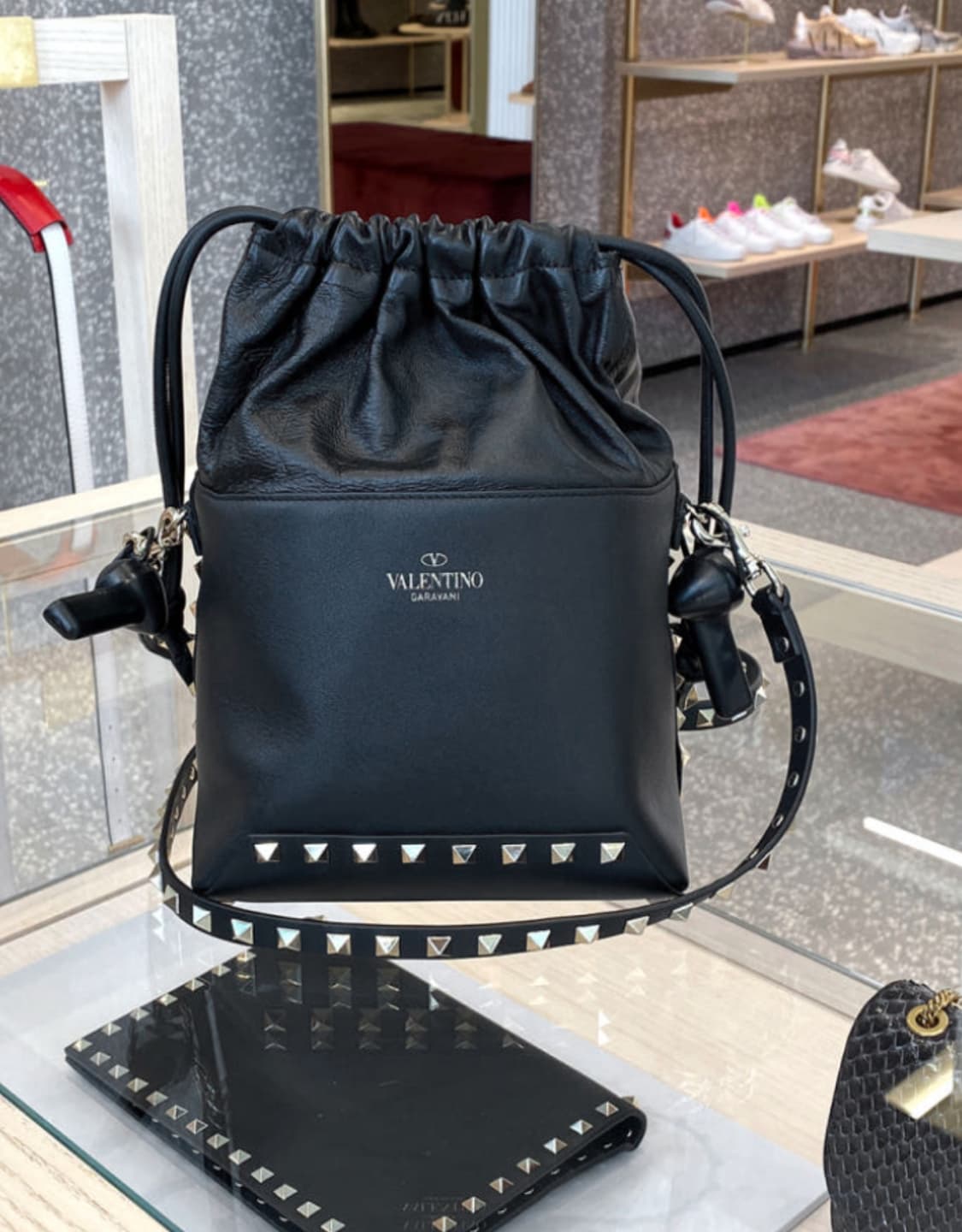 발렌티노 블랙 스터드 숄더백 복조리백 상품이미지1