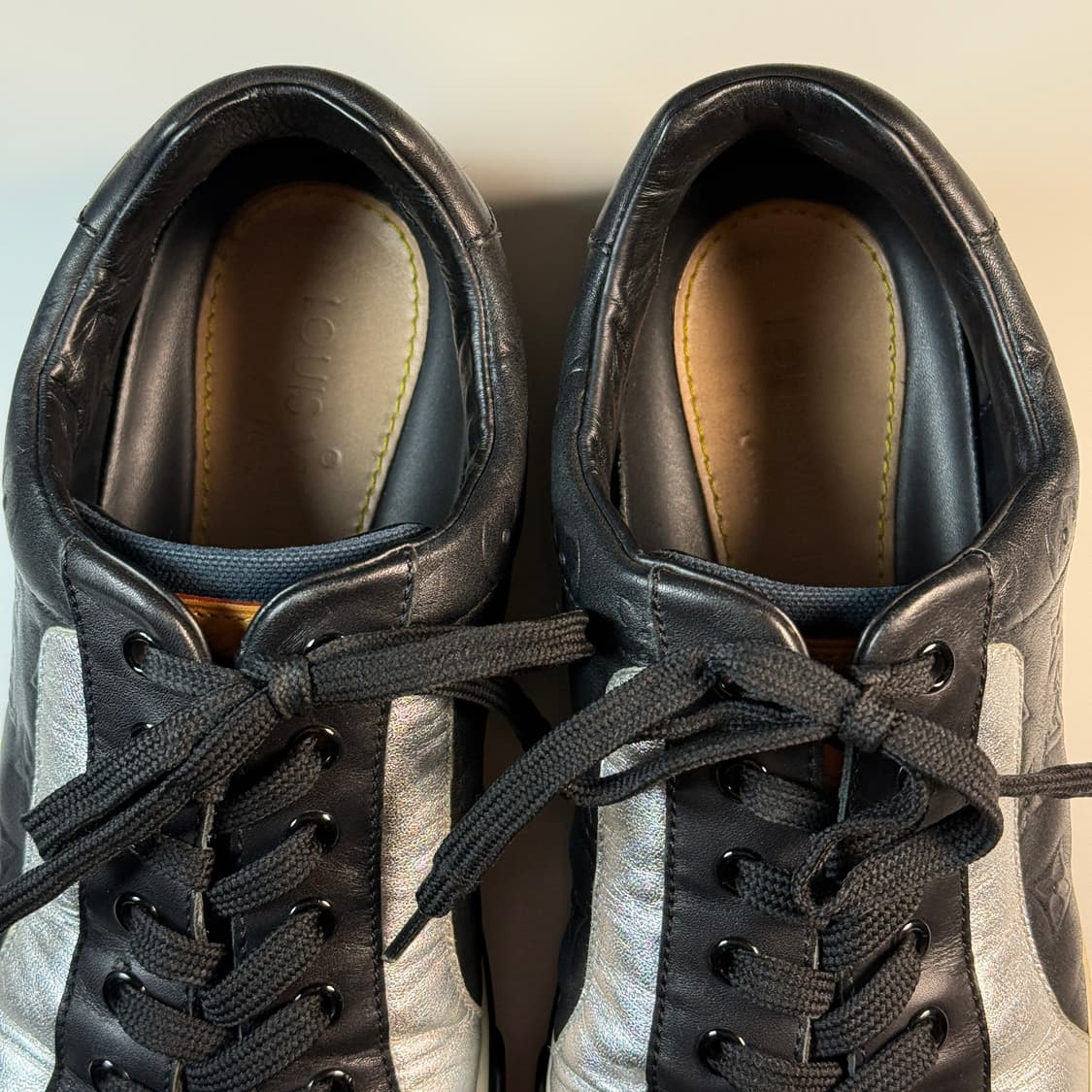 루이비통 블랙 모노그램 스니커즈 250 상품이미지6