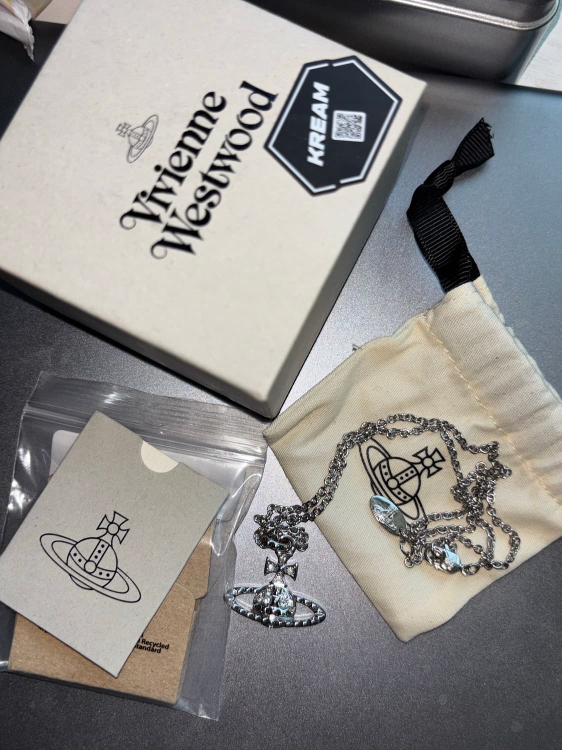 비비안 웨스트우드 메이페어 바스 릴리프 펜던트 실버 상품이미지2