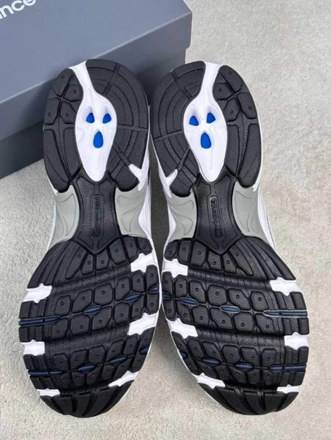 뉴발란스 정품 화이트/실버 운동화 풀박스 270mm 상품이미지5